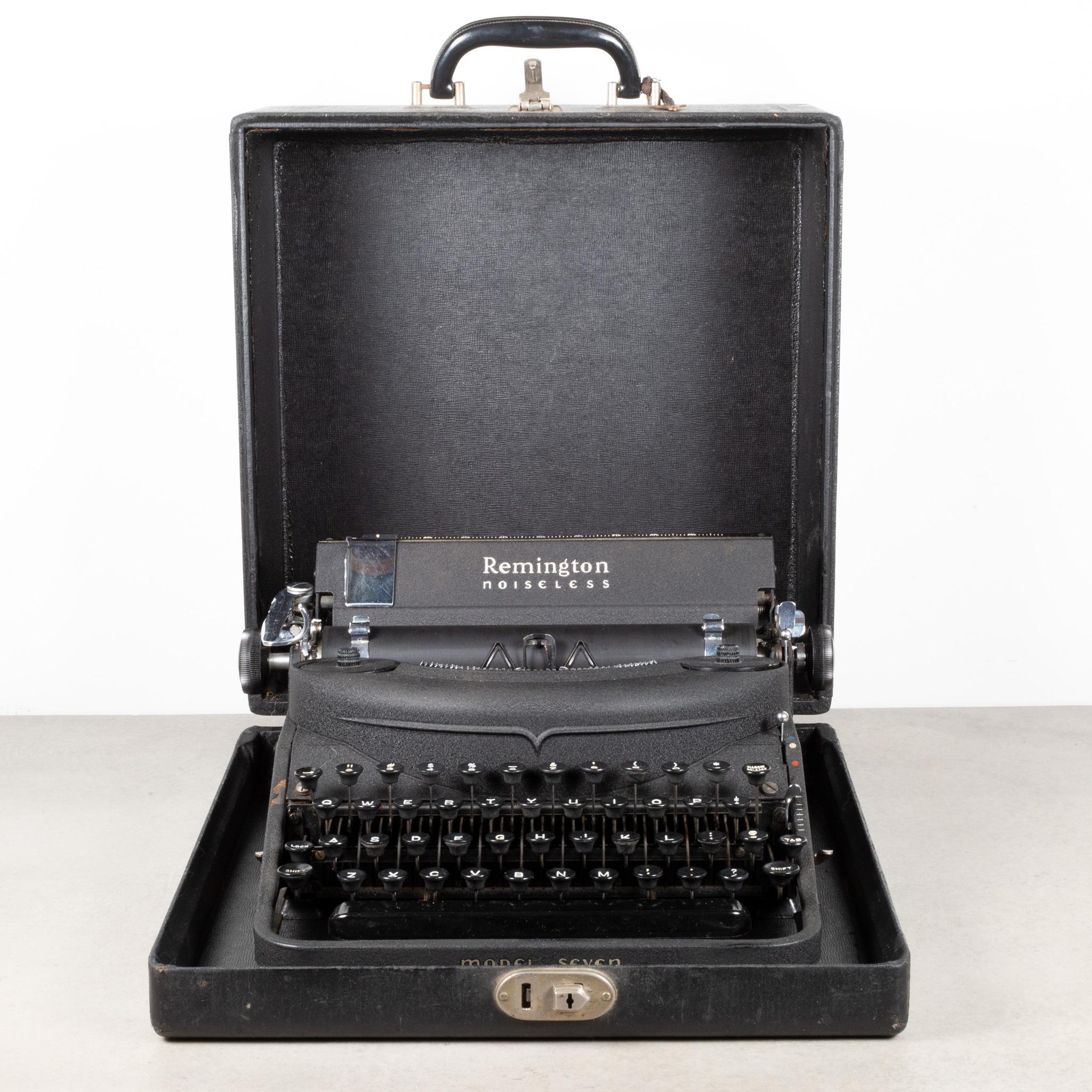 À PROPOS DE

Une machine à écrire portable Remington Rand Noiseless d'origine avec une finition noire froissée et un étui d'origine. Cette machine à écrire est très propre. La frappe est fluide et le chariot avance et fonctionne très bien. Le