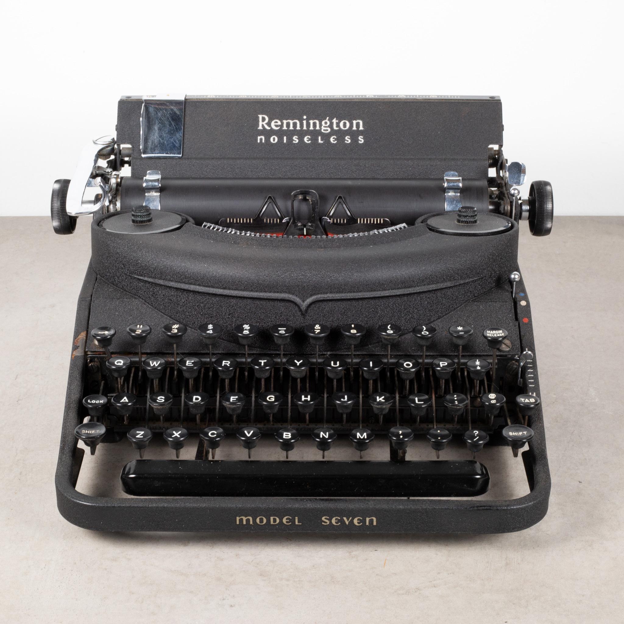 Ancienne machine à écrire portable Remington Noiseless et son étui, vers 1947 Bon état à San Francisco, CA