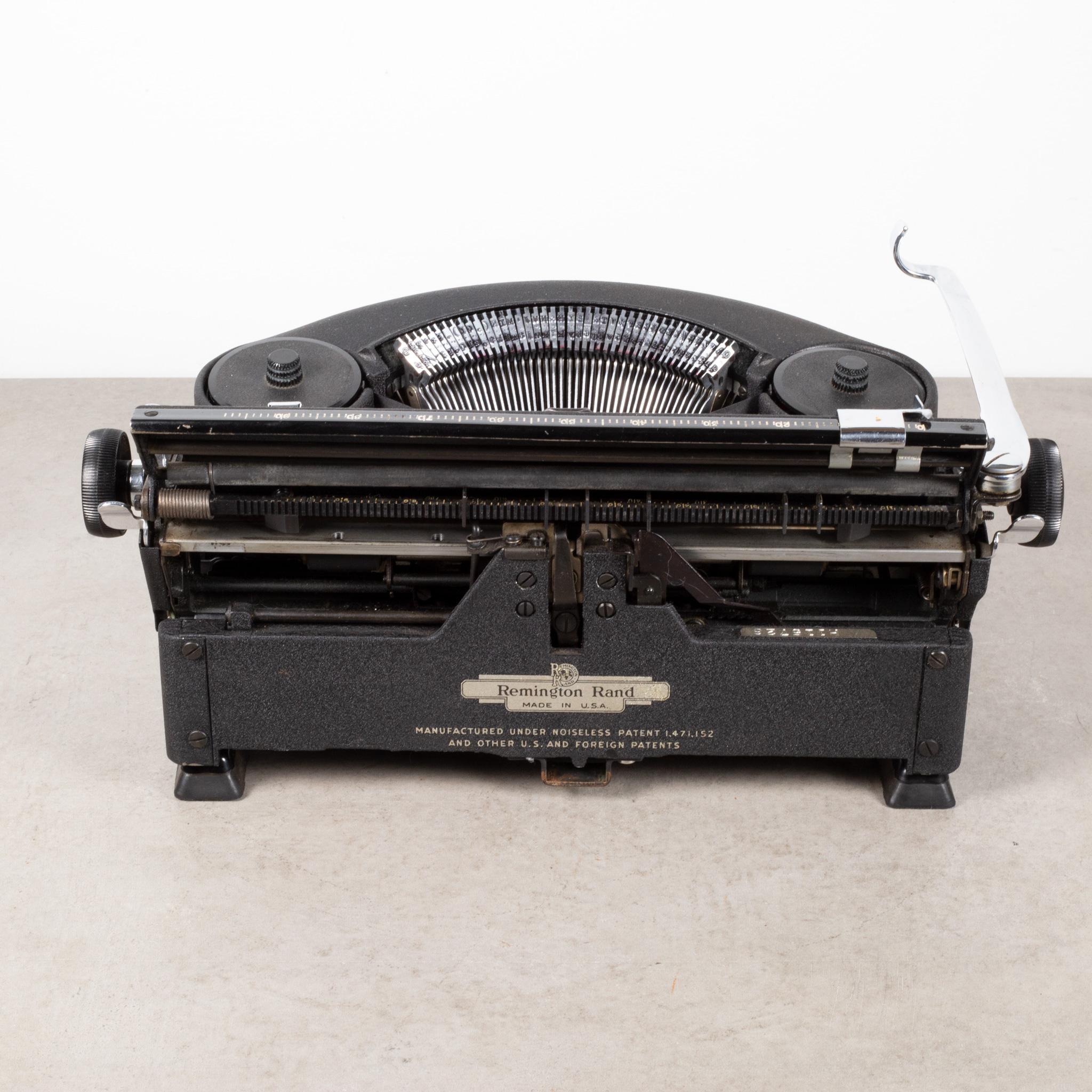 Métal Ancienne machine à écrire portable Remington Noiseless et son étui, vers 1947