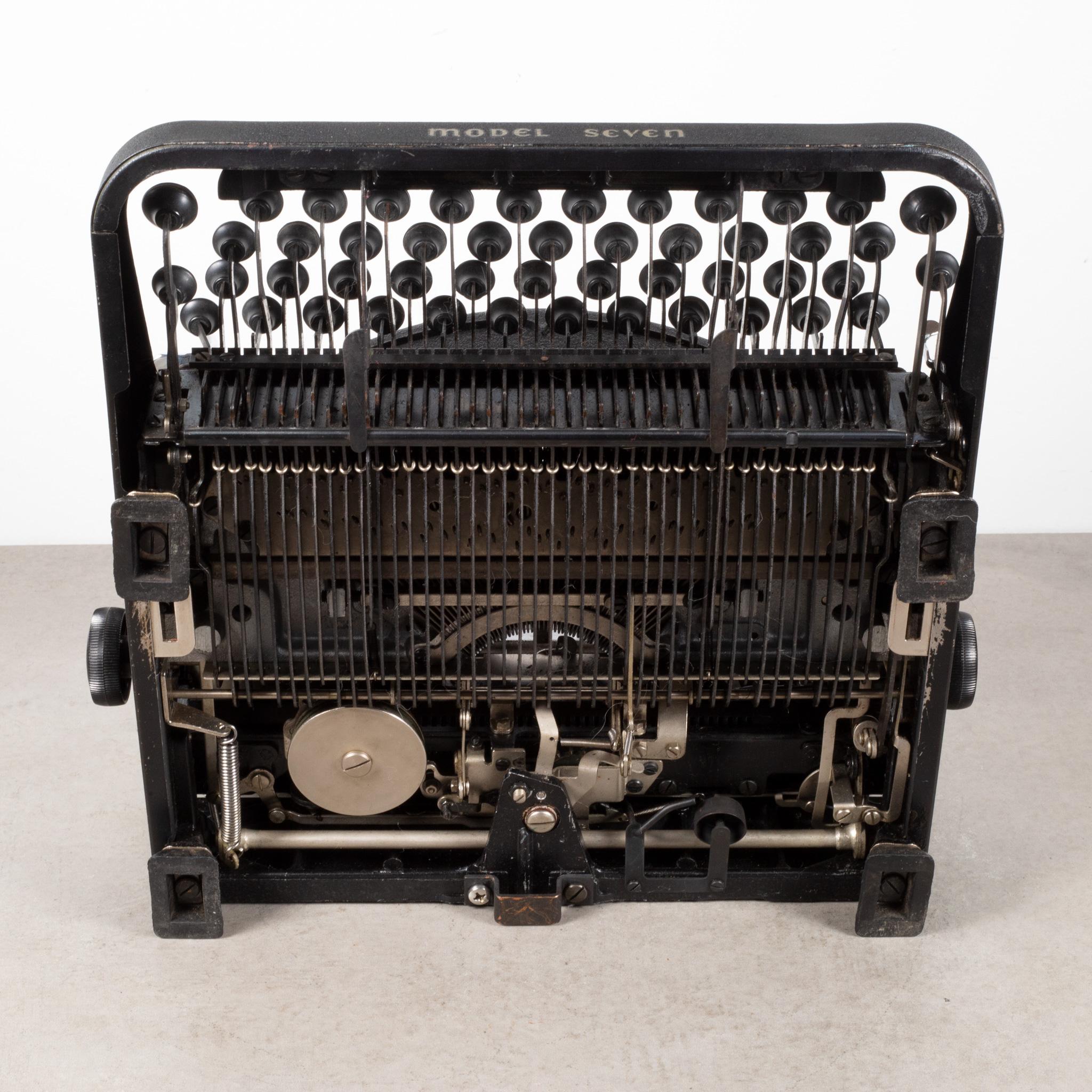 Ancienne machine à écrire portable Remington Noiseless et son étui, vers 1947 2