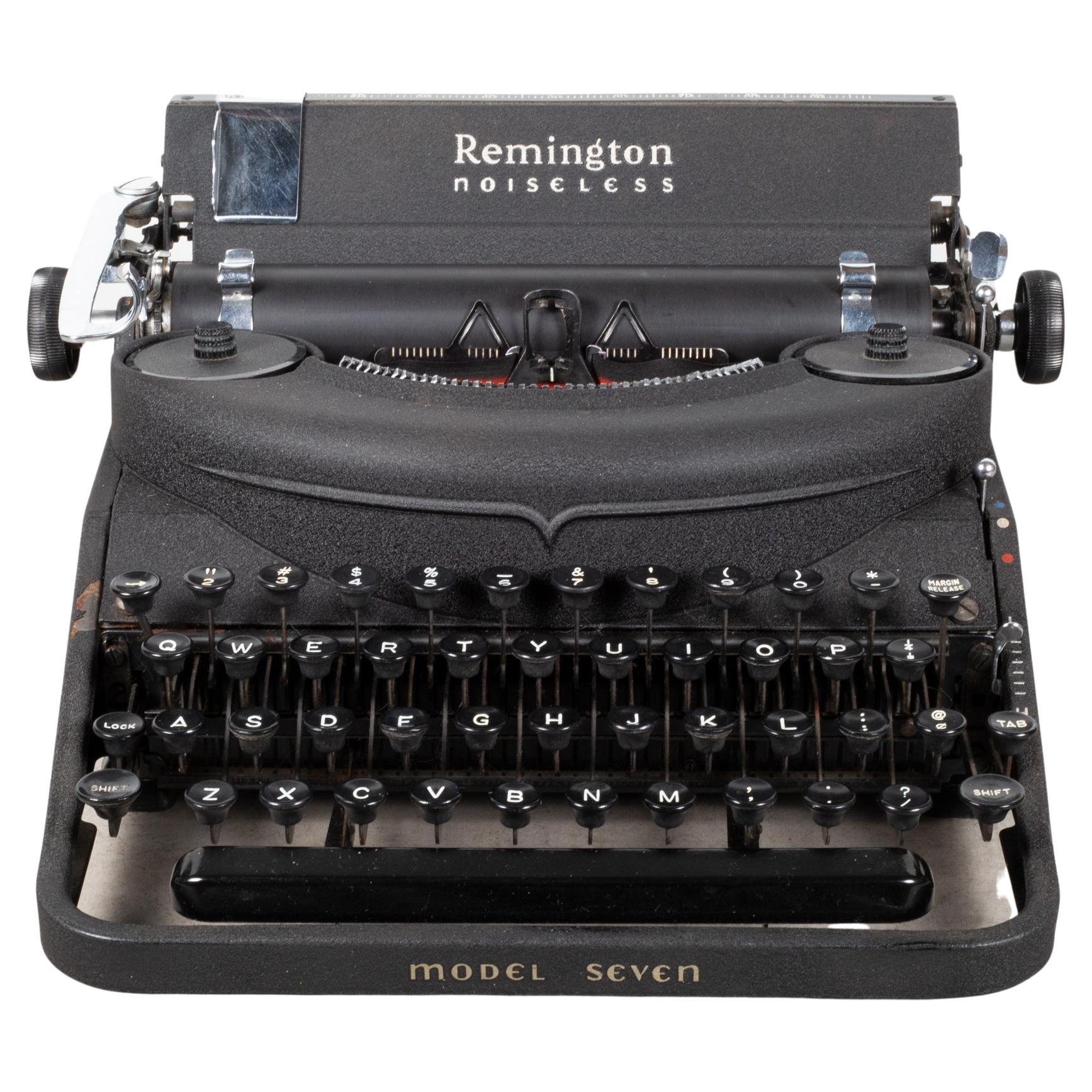 Ancienne machine à écrire portable Remington Noiseless et son étui, vers 1947