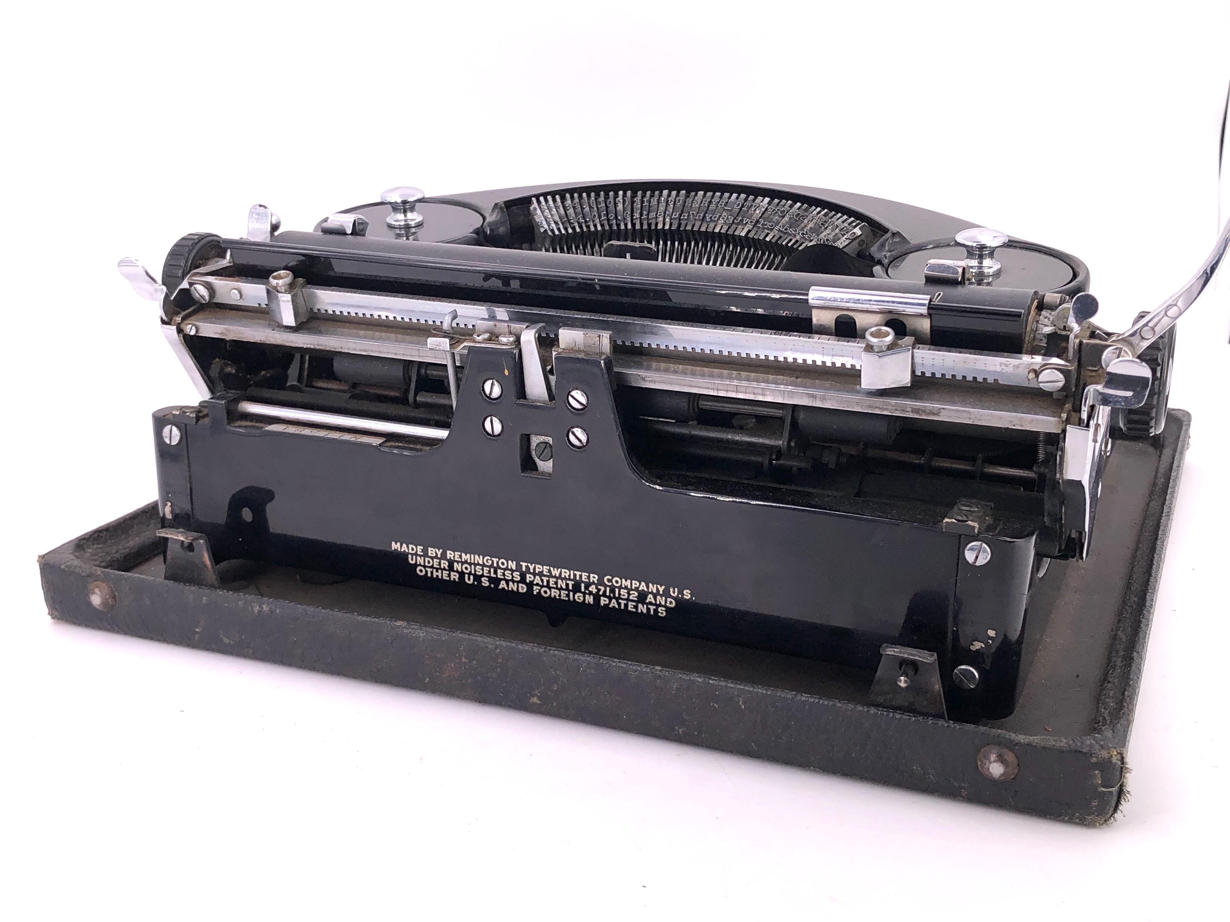 Antique Remington Noiseless Portable Typewriter In Good Condition In San Diego, CA