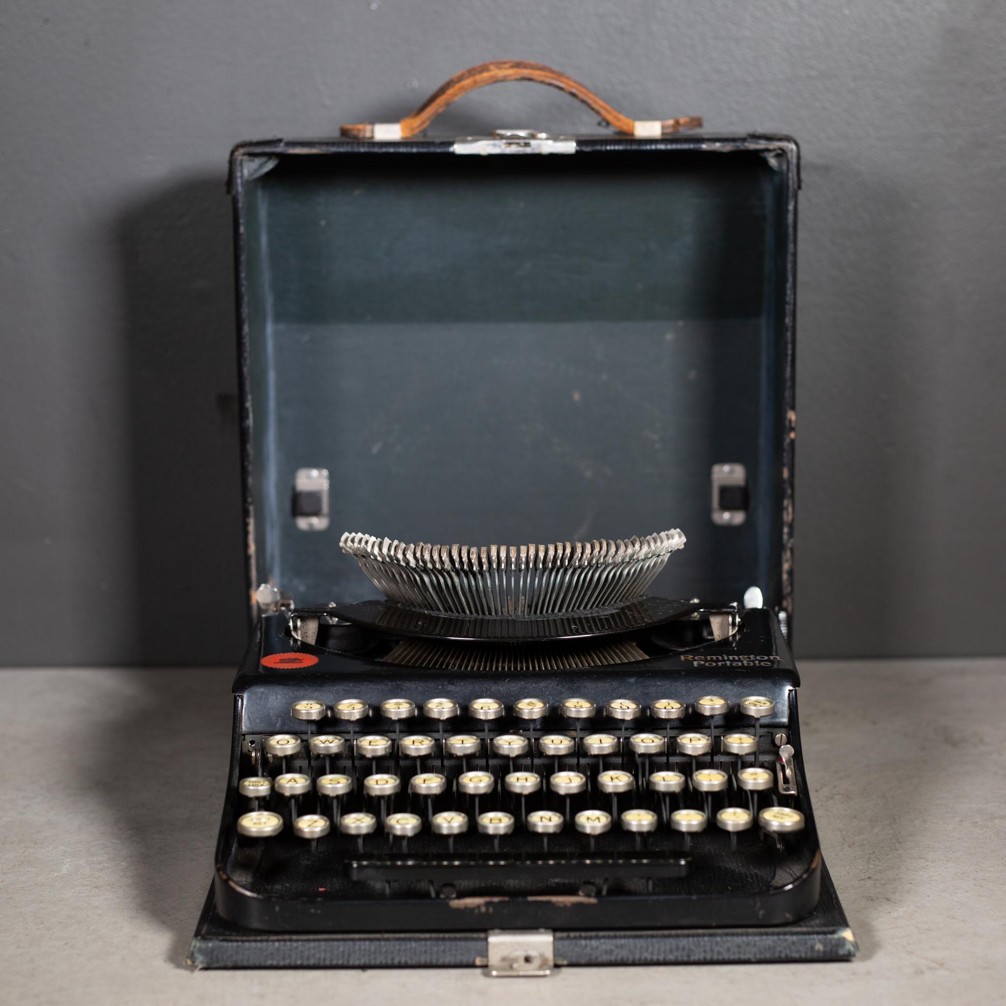 ÜBER

Eine originale Remington Portable No. 1 Schreibmaschine mit aufklappbaren Tasten und Lederetui. Bei dieser Schreibmaschine lassen sich die Schläger flach in das Gehäuse einklappen und durch Drehen eines Knopfes aufrichten. Die Tasten sind aus
