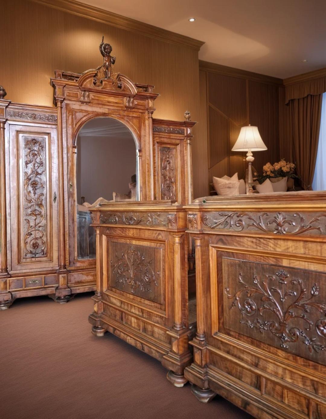 This exquisite 5-piece bedroom set features a magnificent Super king-size bed with an impressive Renaissance-style headboard and footboard, crafted from beautiful walnut wood. The bed has a fabulous carved putti cherubs to the Headboards. 

This