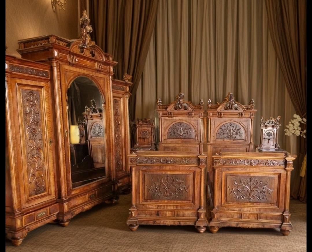 Antique Renaissance Bedroom Set In Good Condition In Buxton, GB