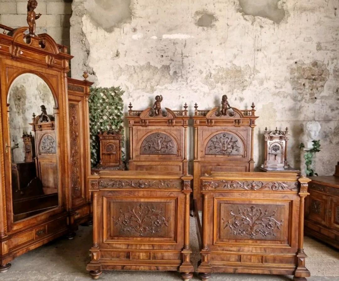 Walnut Antique Renaissance Bedroom Set