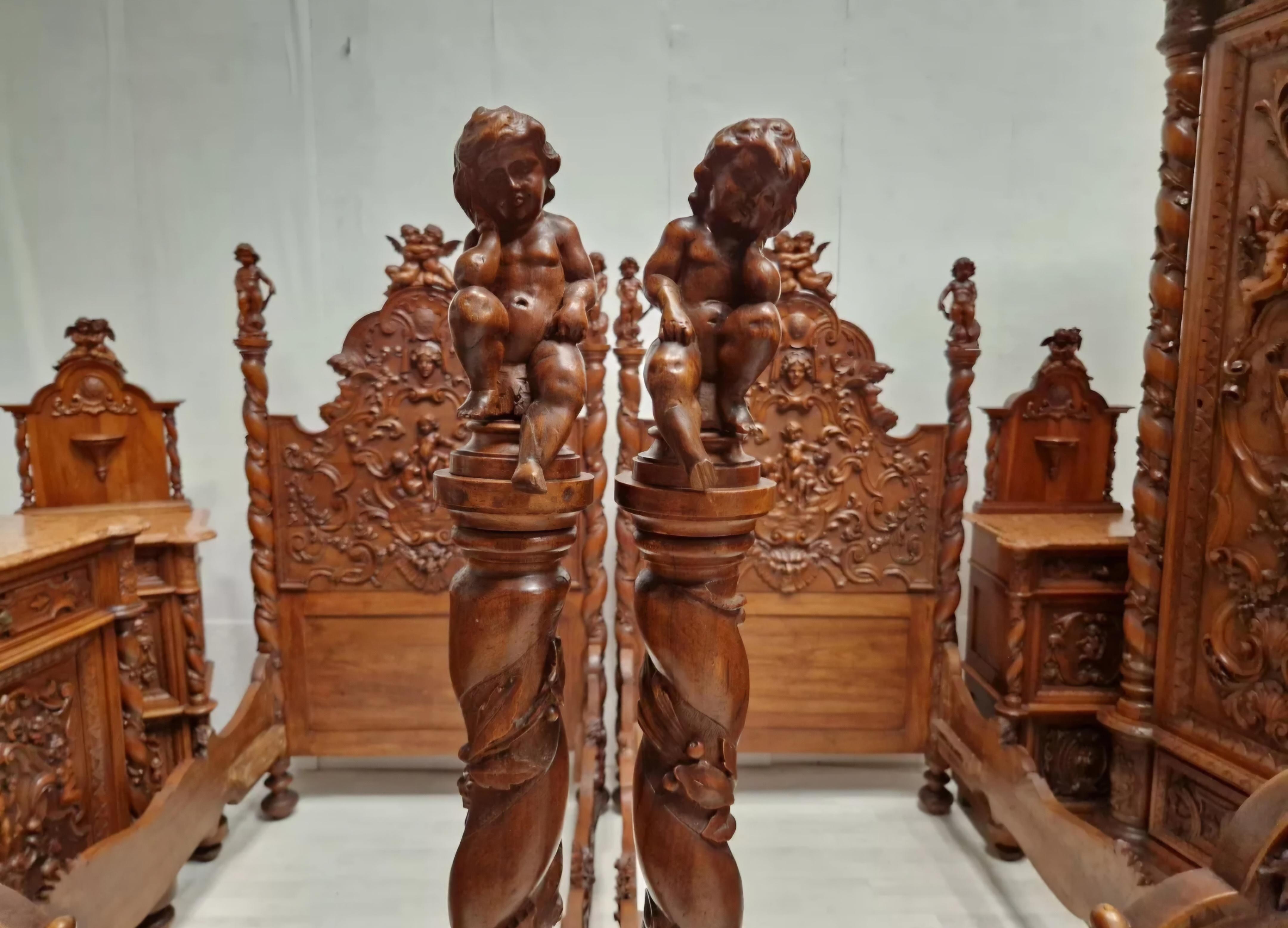 Antique Renaissance Bedroom Set in Carved Wood For Sale 3