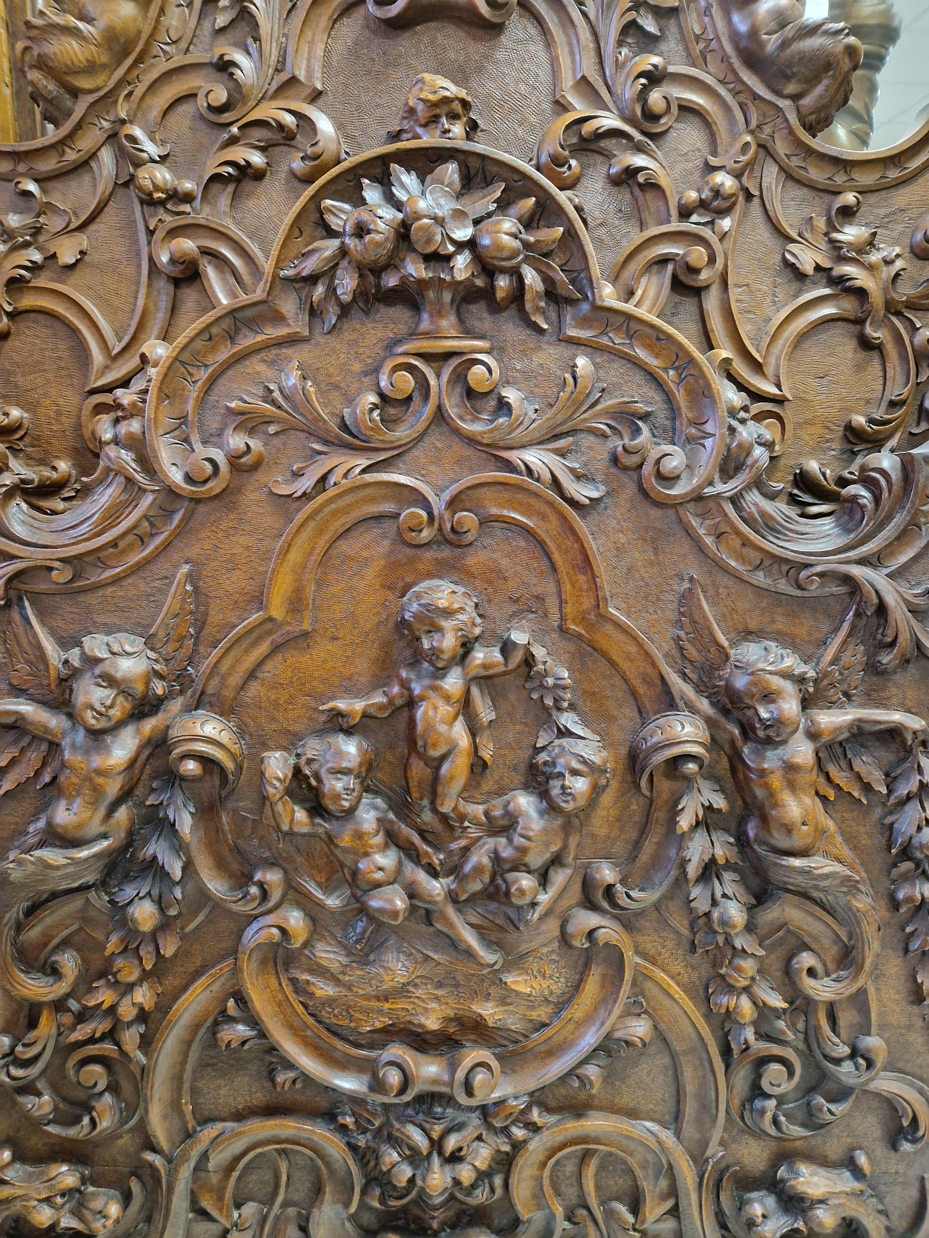 Antique Renaissance Bedroom Set in Carved Wood For Sale 4