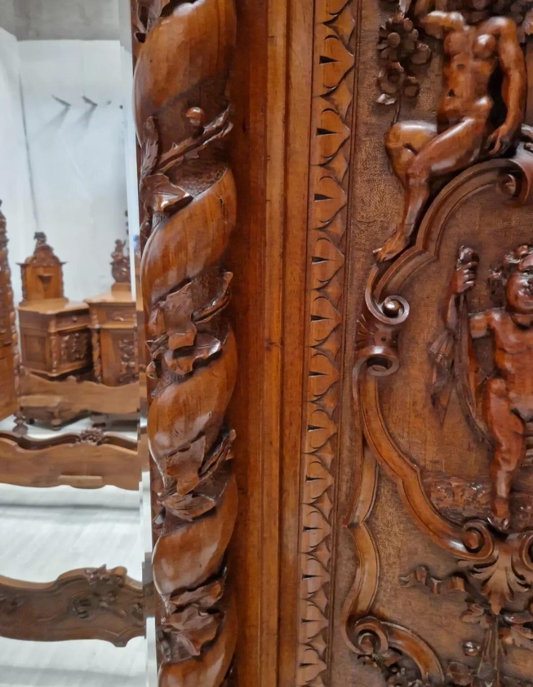 Antique Renaissance Bedroom Set in Carved Wood For Sale 5