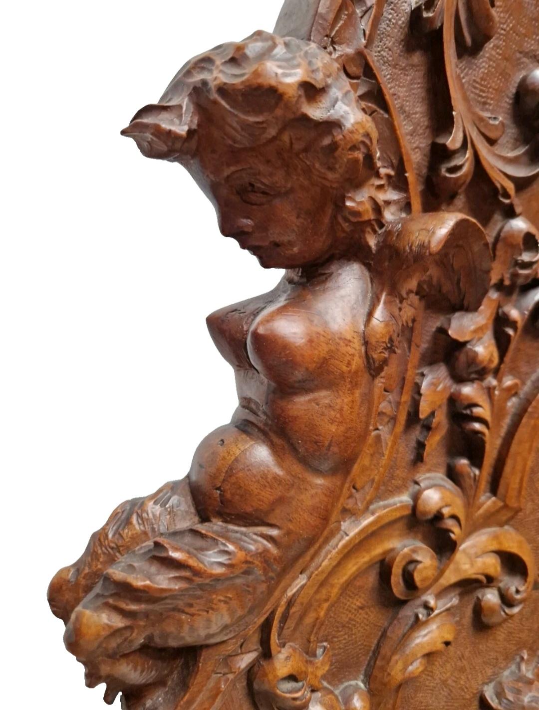 Antique Renaissance Bedroom Set in Carved Wood For Sale 6