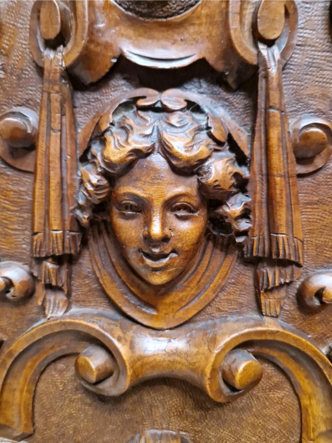 Antique Renaissance Bedroom Set in Carved Wood For Sale 7
