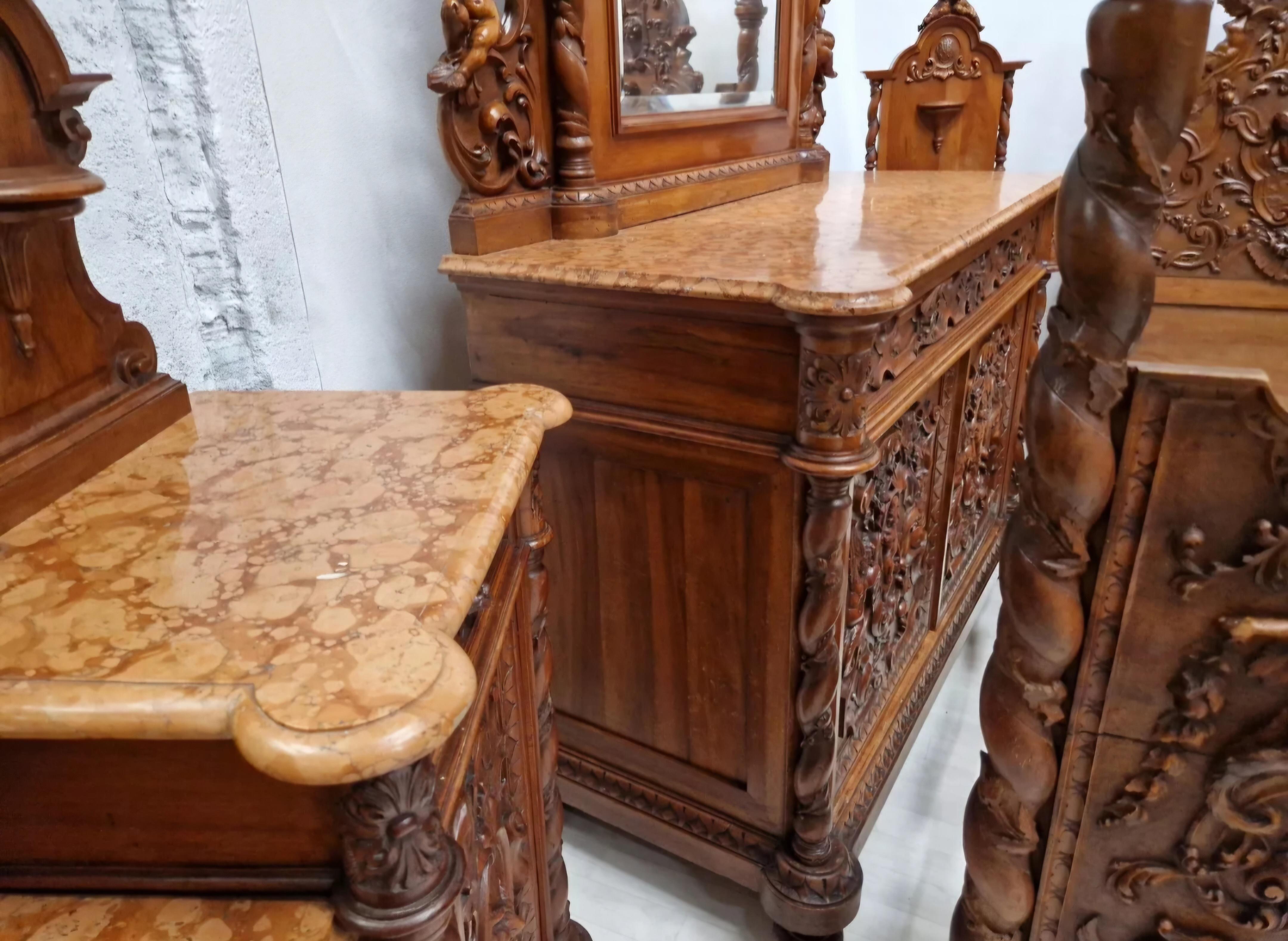 Antique Renaissance Bedroom Set in Carved Wood For Sale 10