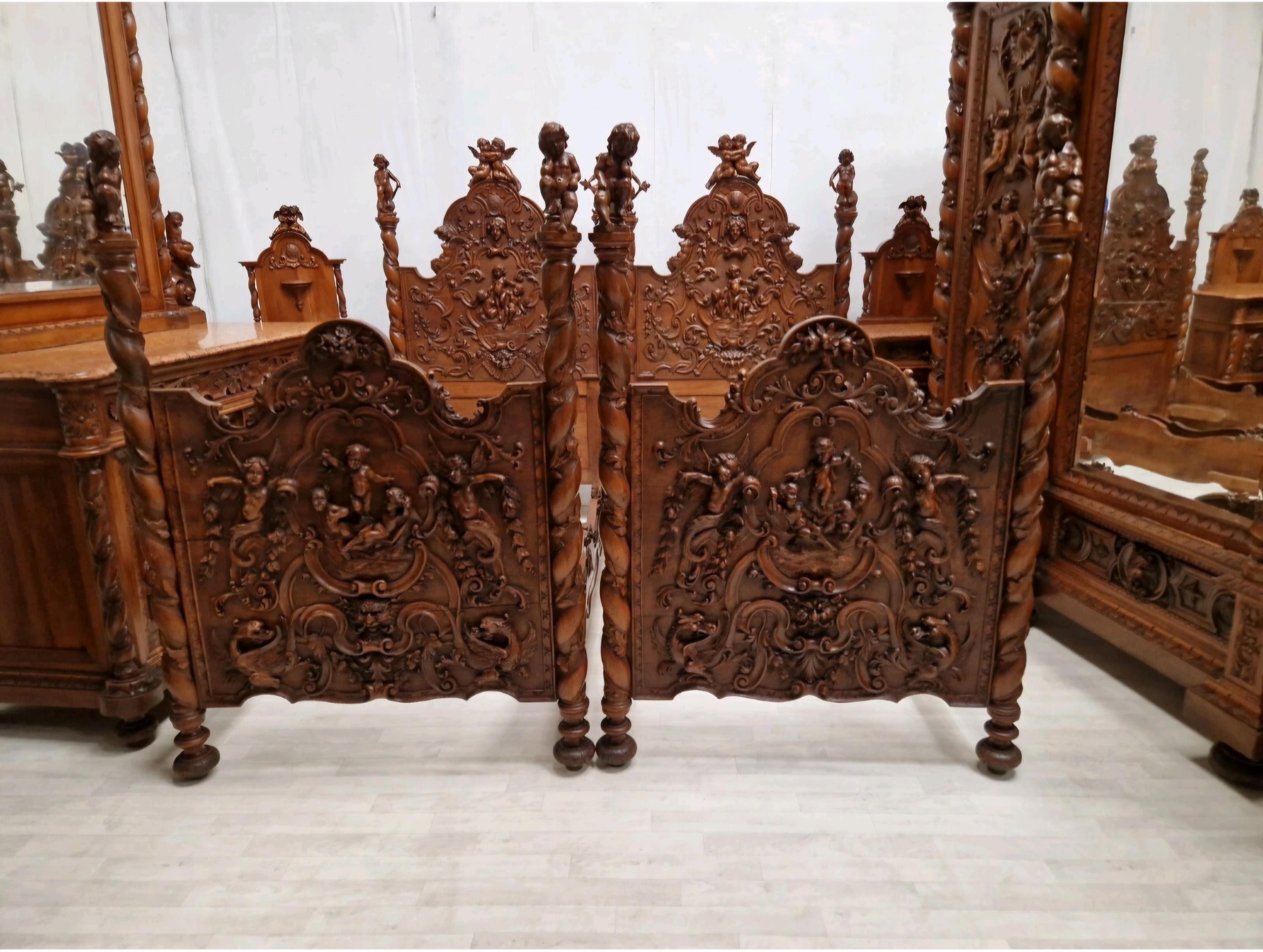 Antique Renaissance Bedroom Set in Carved Wood For Sale 11