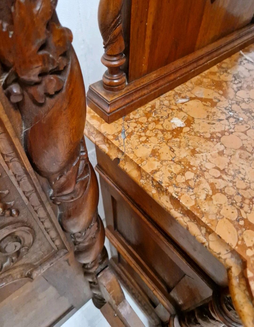Antique Renaissance Bedroom Set in Carved Wood For Sale 12