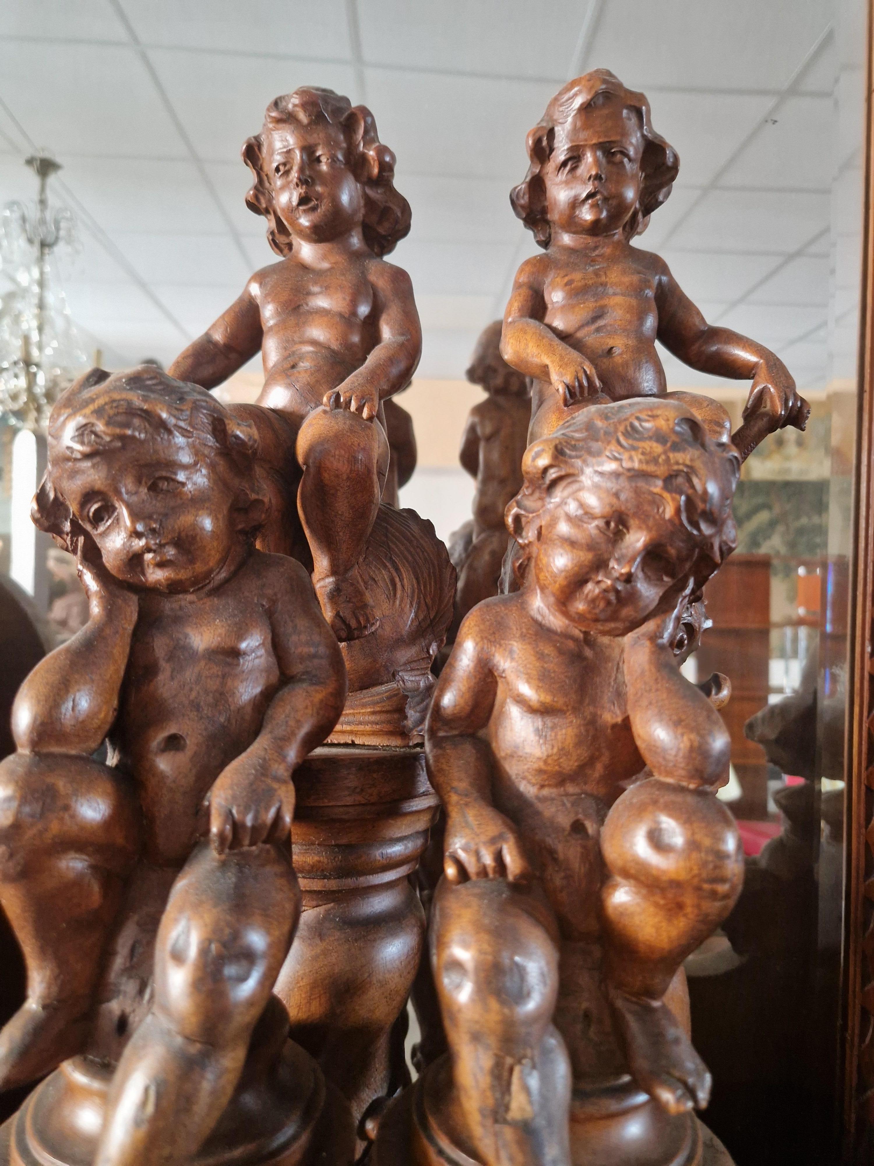 Dieses absolut prächtige, seltene 7-teilige Schlafzimmer-Set ist ein fantastisches Kunstwerk. Das Schlafzimmer verfügt über eine Fabulous Heavily Carved Bed, kann dies als ein Paar von Einzelbetten oder als Super-King-Size-Bett mit einem