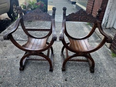 Antica sedia rinascimentale intagliata con teste di leone in stile Curule Savonarola - una coppia