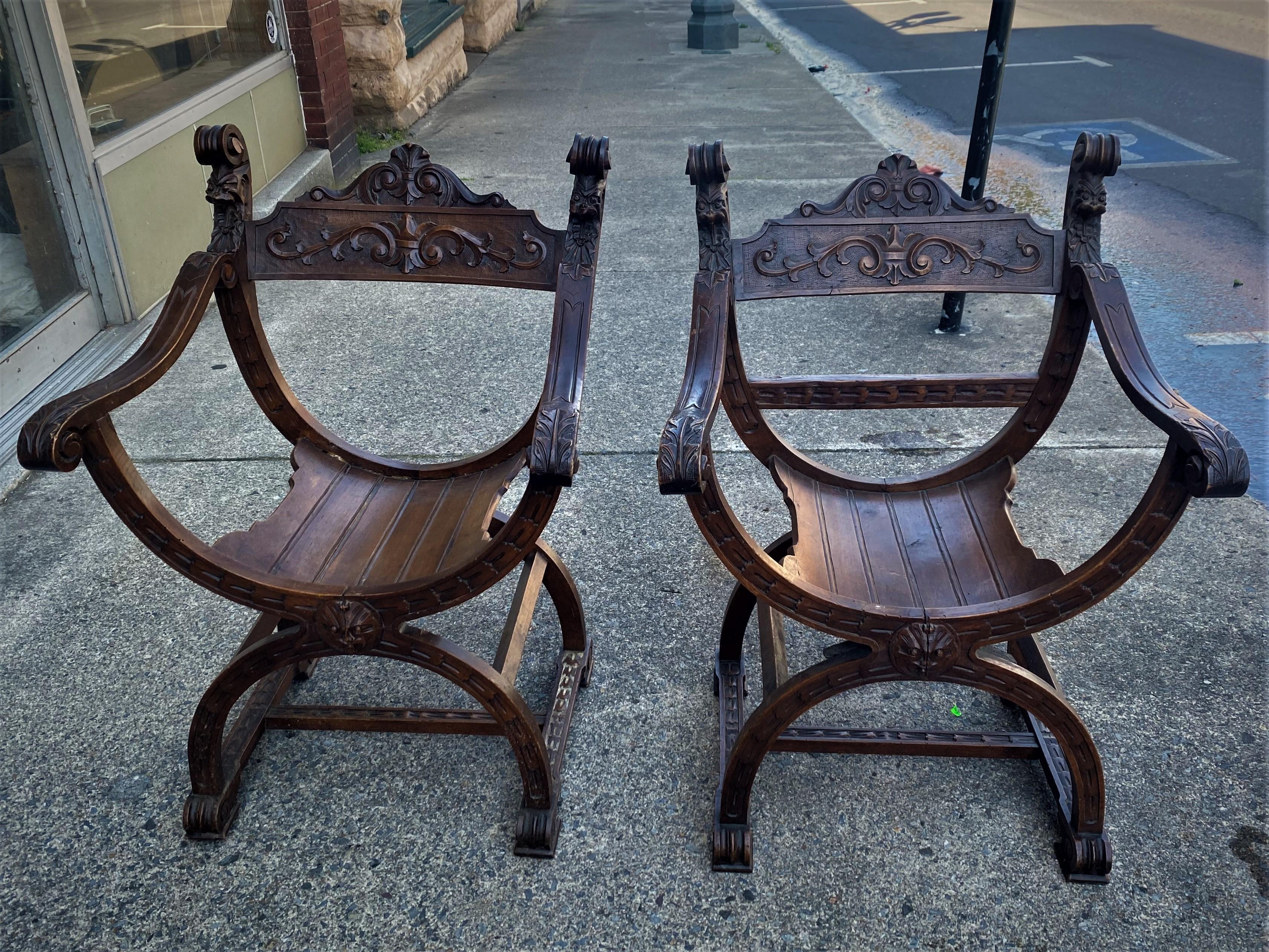 Antica sedia rinascimentale intagliata con teste di leone in stile Curule Savonarola - una coppia In condizioni discrete in vendita a Clifton Forge, VA