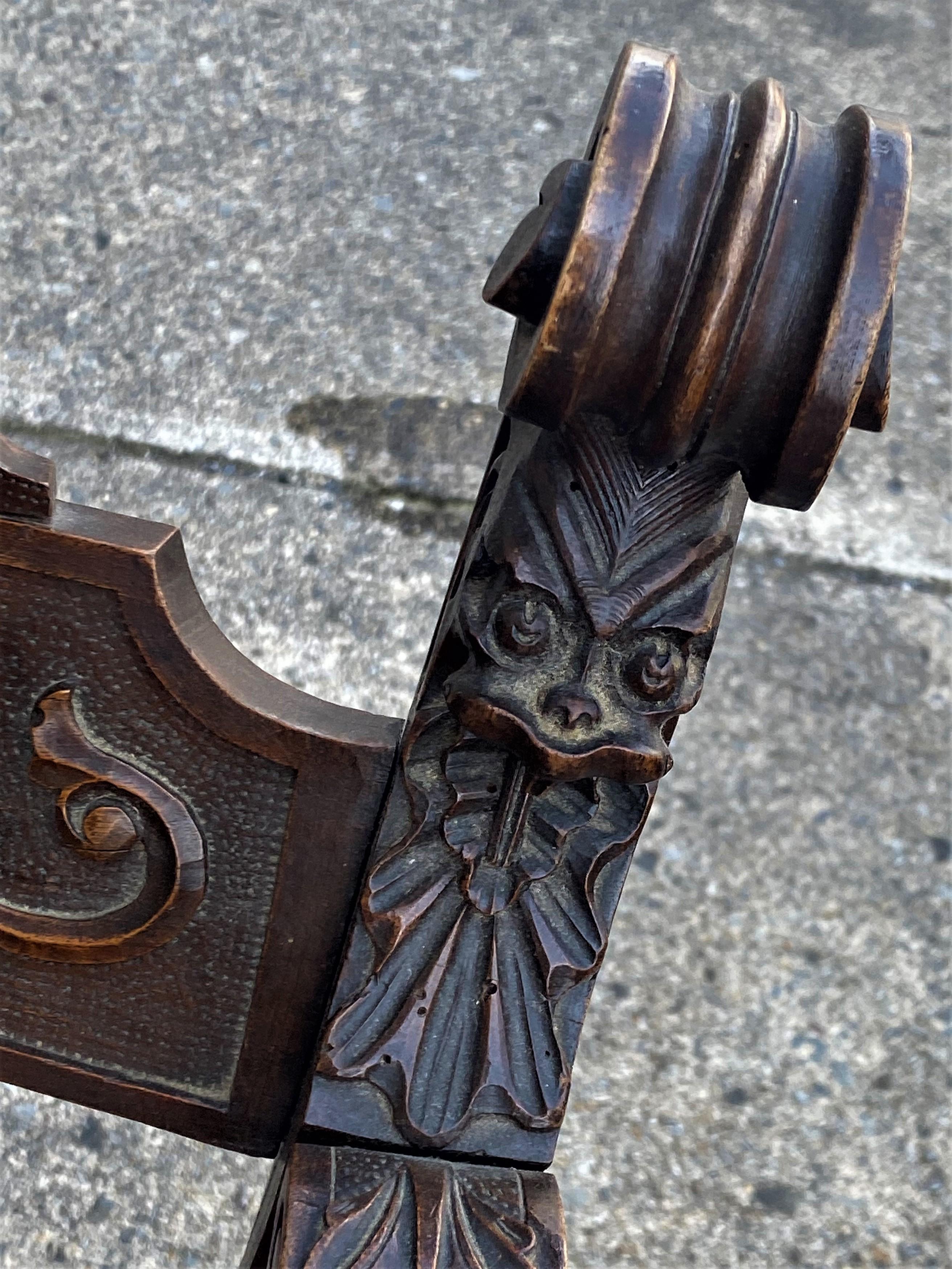 Legno Antica sedia rinascimentale intagliata con teste di leone in stile Curule Savonarola - una coppia in vendita
