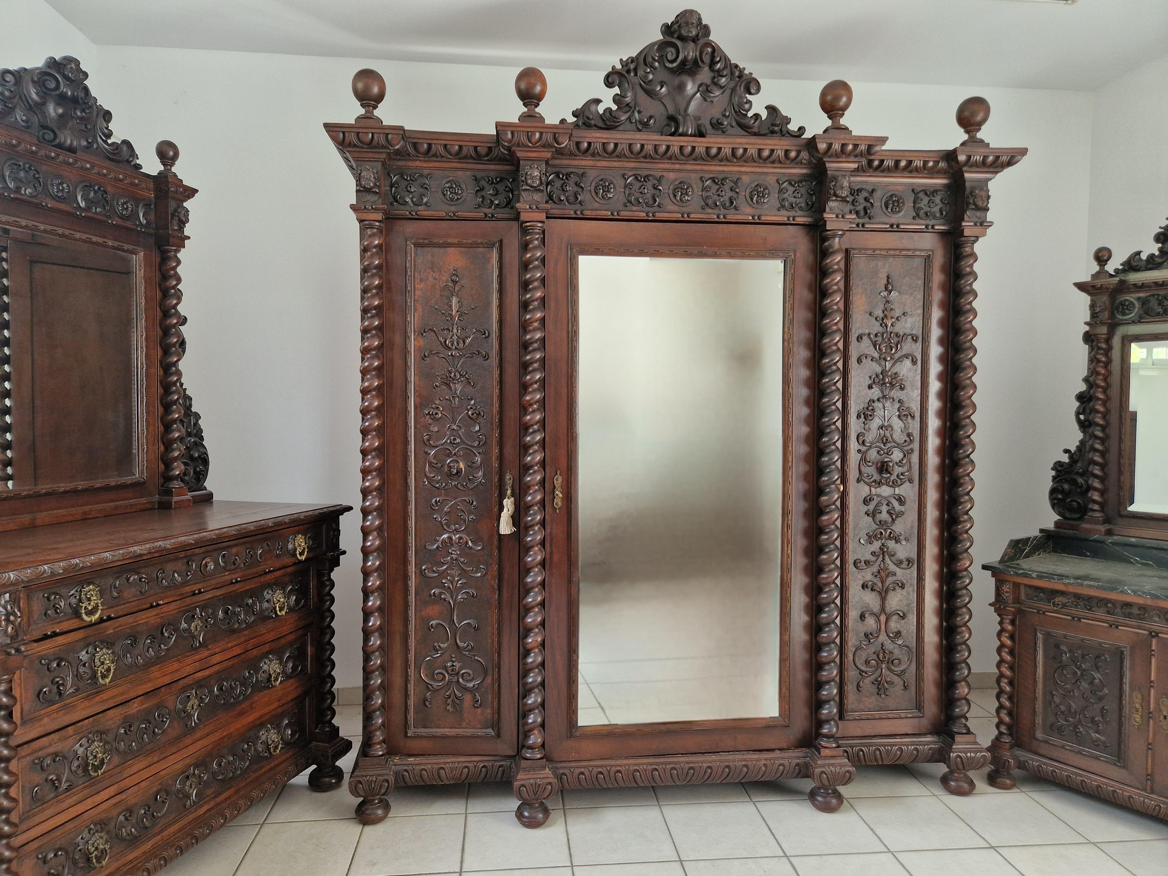 Antique Renaissance Italienne  Ensemble de chambre à coucher présenté dans un film en vente 4