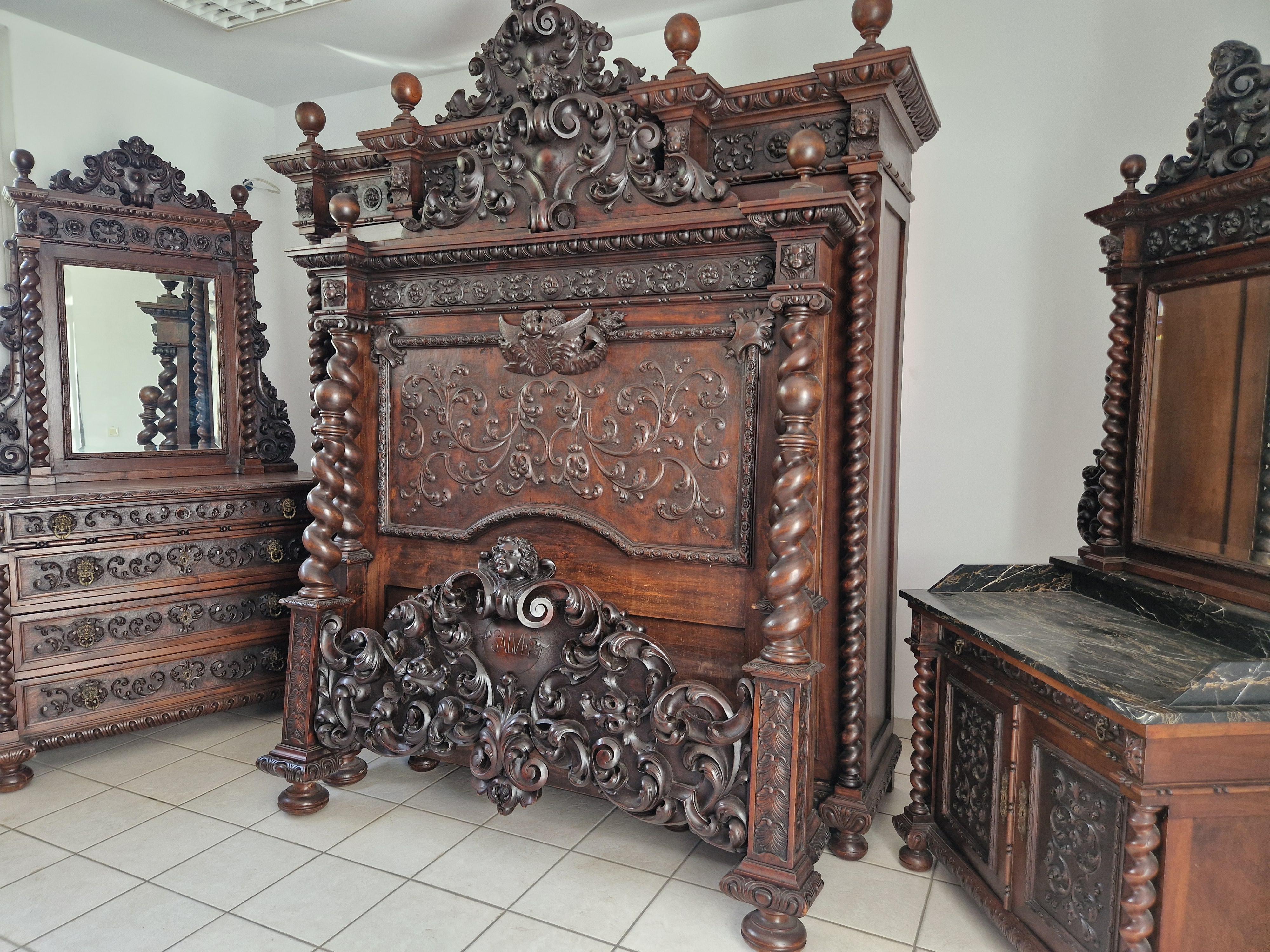 Sculpté à la main Antique Renaissance Italienne  Ensemble de chambre à coucher présenté dans un film en vente