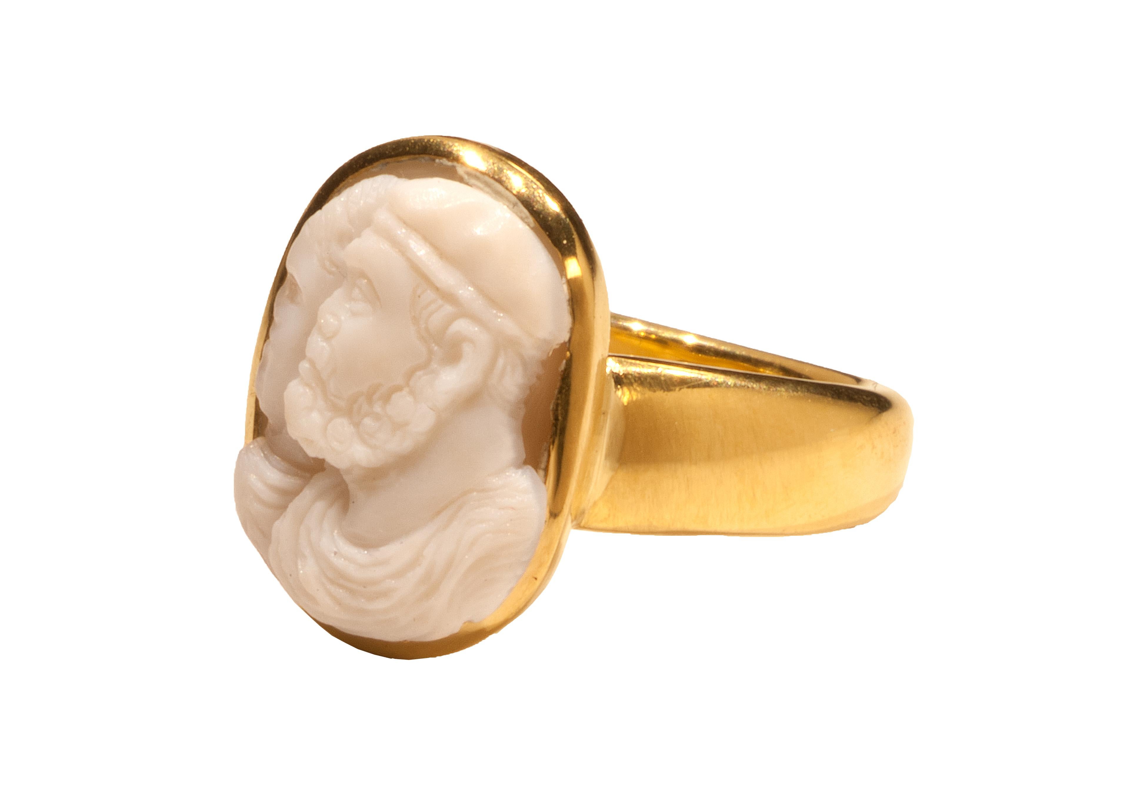 RENAISSANCE MARRIAGE PORTRAIT CAMEO IN MODERN GOLD SETTING
Italy (?), 16th-17th century
White agate, modern gold setting
Weight: 10.8 g.; circumference: 54.4 mm.; size: US 7, UK N ½

Substantial rounded D-section hoop, narrowing at the base supports