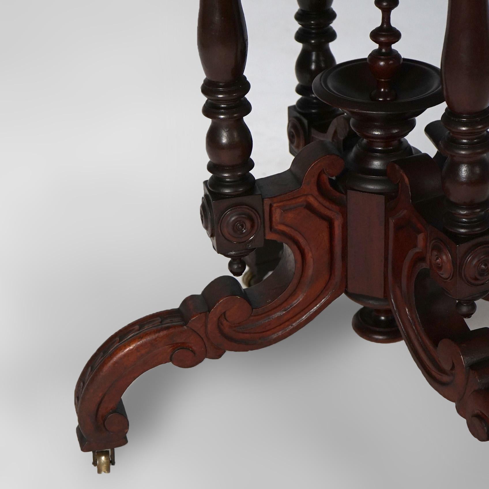 Antiker Brooks-Salontisch aus Nussbaumholz mit ovaler Marmorplatte im Renaissance-Revival-Stil, um 1890 im Zustand „Gut“ im Angebot in Big Flats, NY