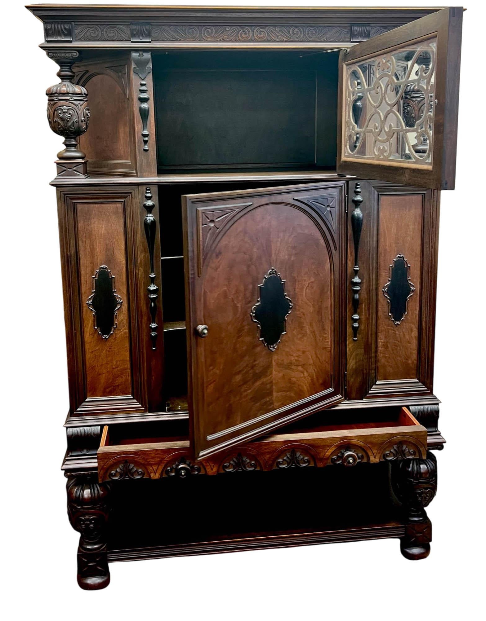 Antico mobile buffet rinascimentale con conigliera, 1880-1900 ca. in vendita 3