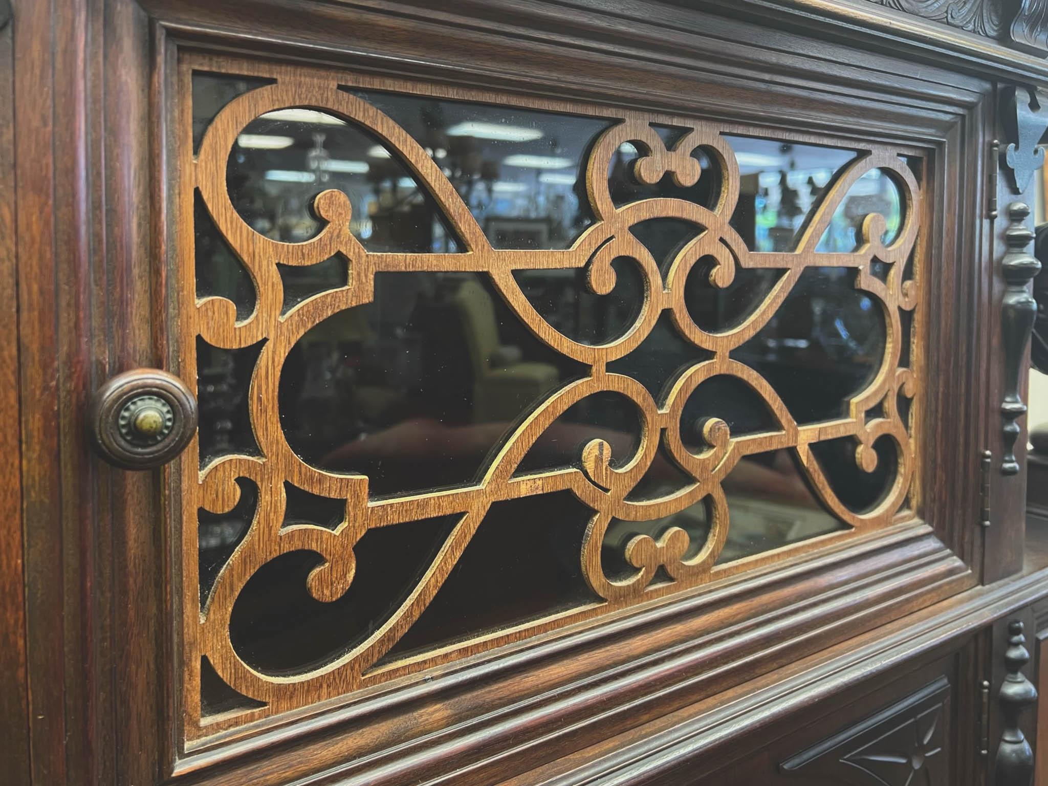 Antico mobile buffet rinascimentale con conigliera, 1880-1900 ca. in vendita 4