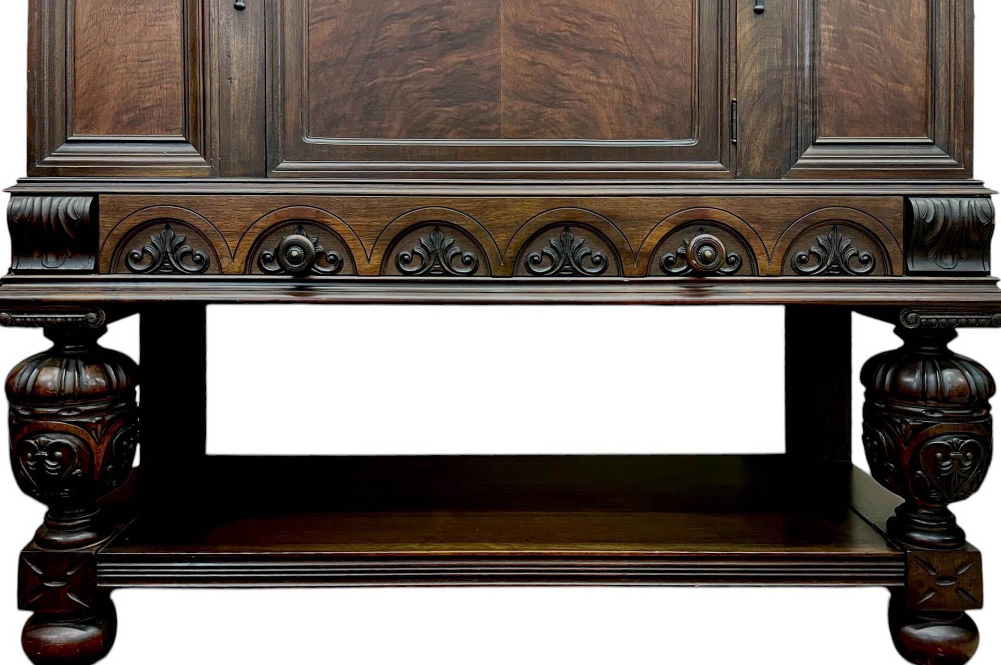 Antico mobile buffet rinascimentale con conigliera, 1880-1900 ca. in vendita 10