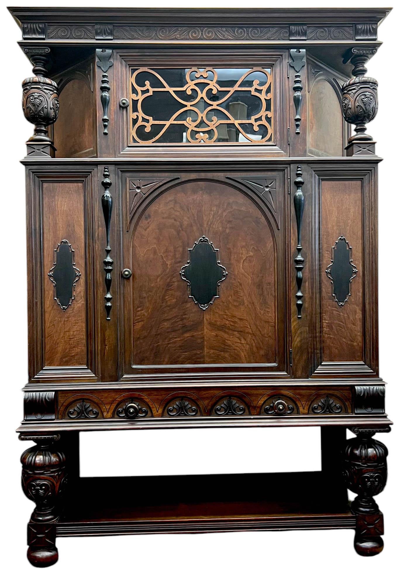 Antico mobile buffet in stile Renaissance Revival con conigliera Vittoriano americano, 1880-1900 ca.

Questo mobile rappresenta lo stile Renaissance Revival che fiorì alla fine dell'epoca vittoriana, con una chiara influenza giacobina e fiamminga