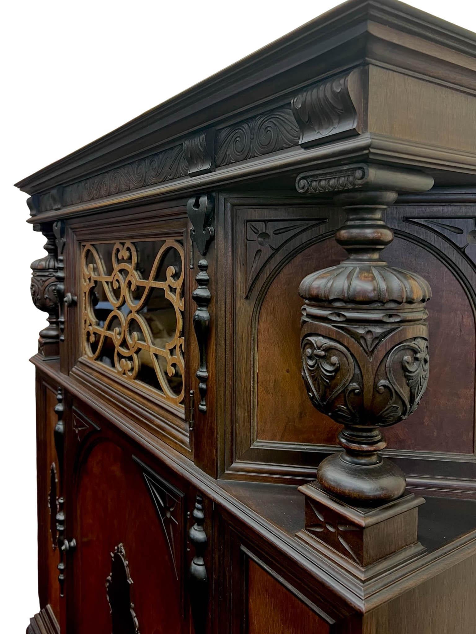 Impiallacciato Antico mobile buffet rinascimentale con conigliera, 1880-1900 ca. in vendita