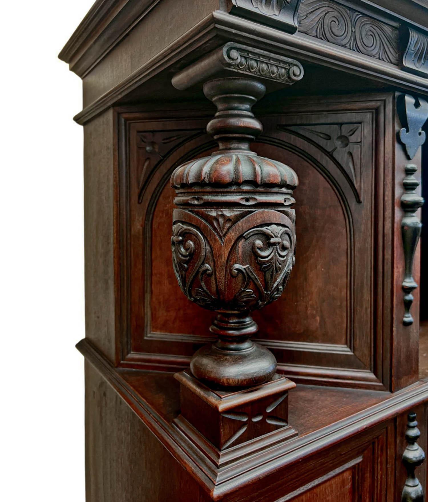 Antico mobile buffet rinascimentale con conigliera, 1880-1900 ca. In condizioni buone in vendita a North Palm Beach, FL