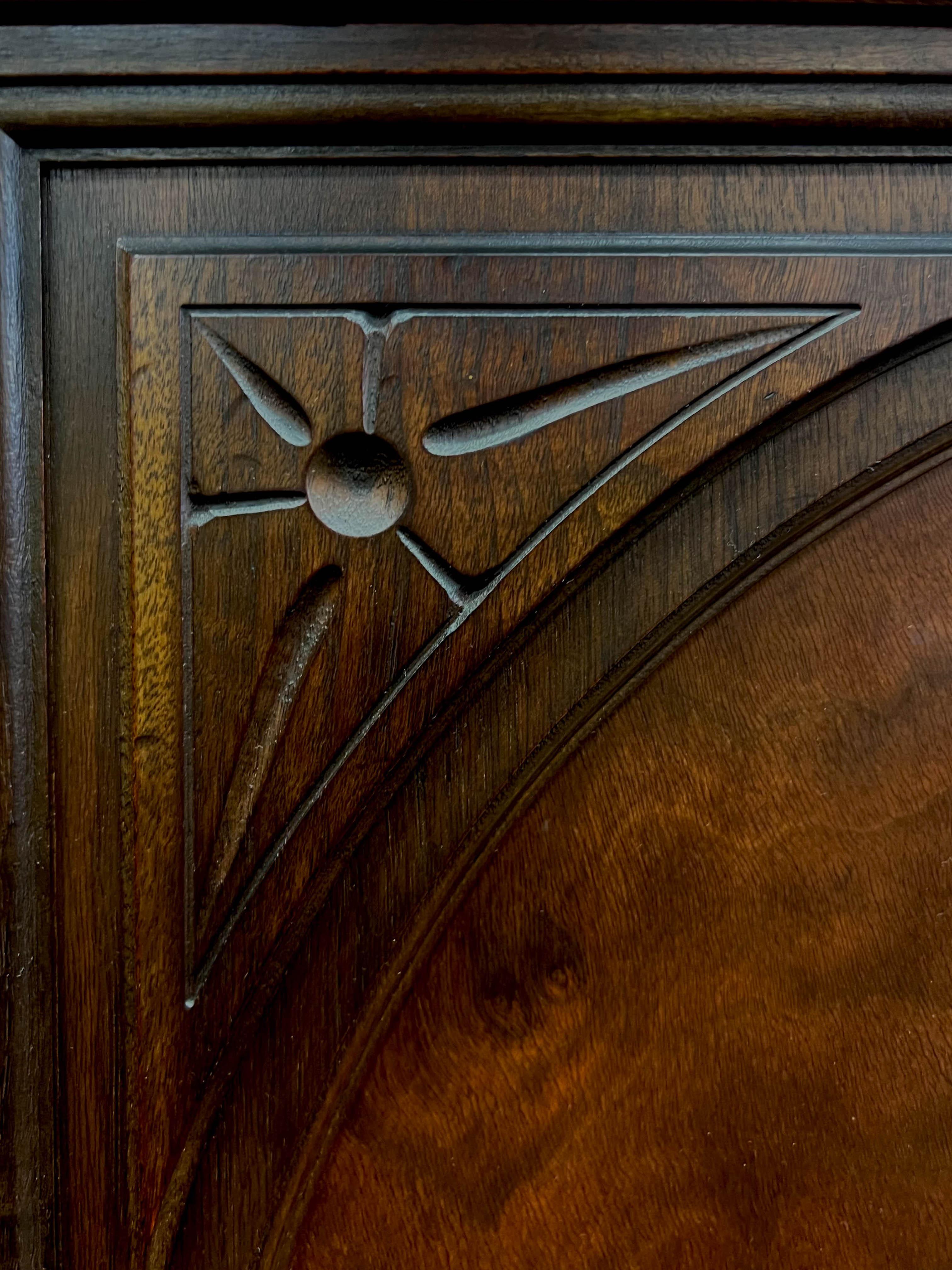 Legno massiccio Antico mobile buffet rinascimentale con conigliera, 1880-1900 ca. in vendita