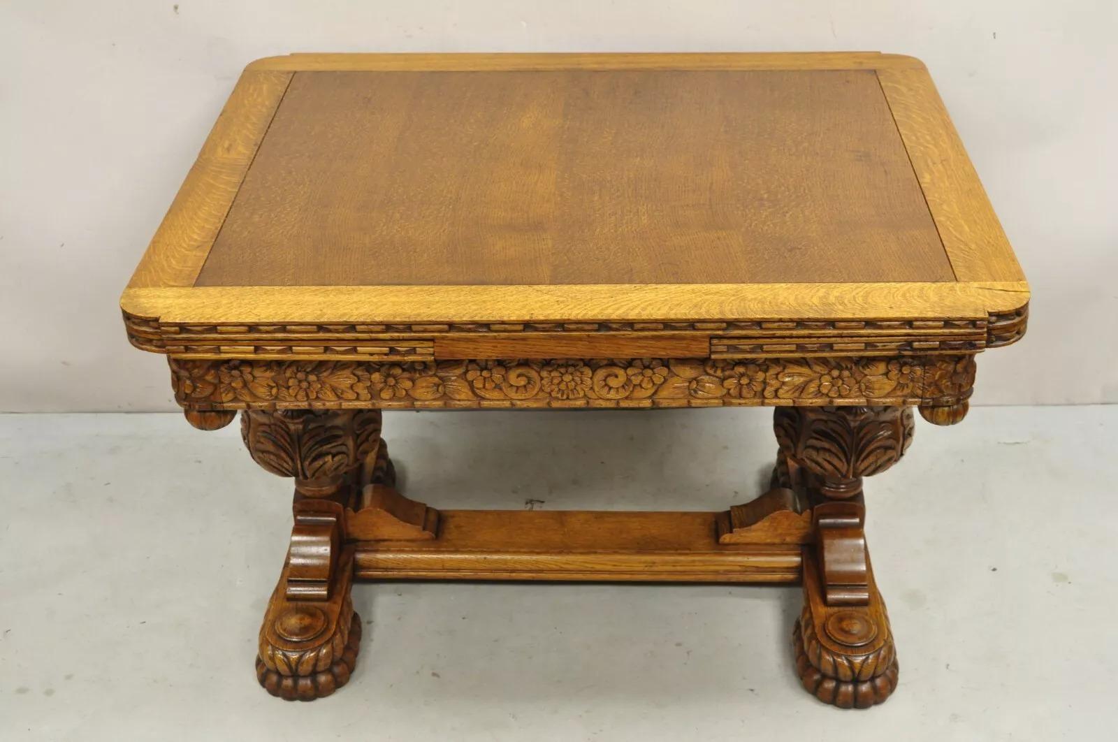 Antico tavolo da pranzo rinascimentale intagliato con ante a cassetto in Oak. L'articolo è caratterizzato da dimensioni ridotte, 2 ante nascoste, una base a doppio piedistallo notevolmente intagliata, un tavolo antico molto bello. Circa all'inizio
