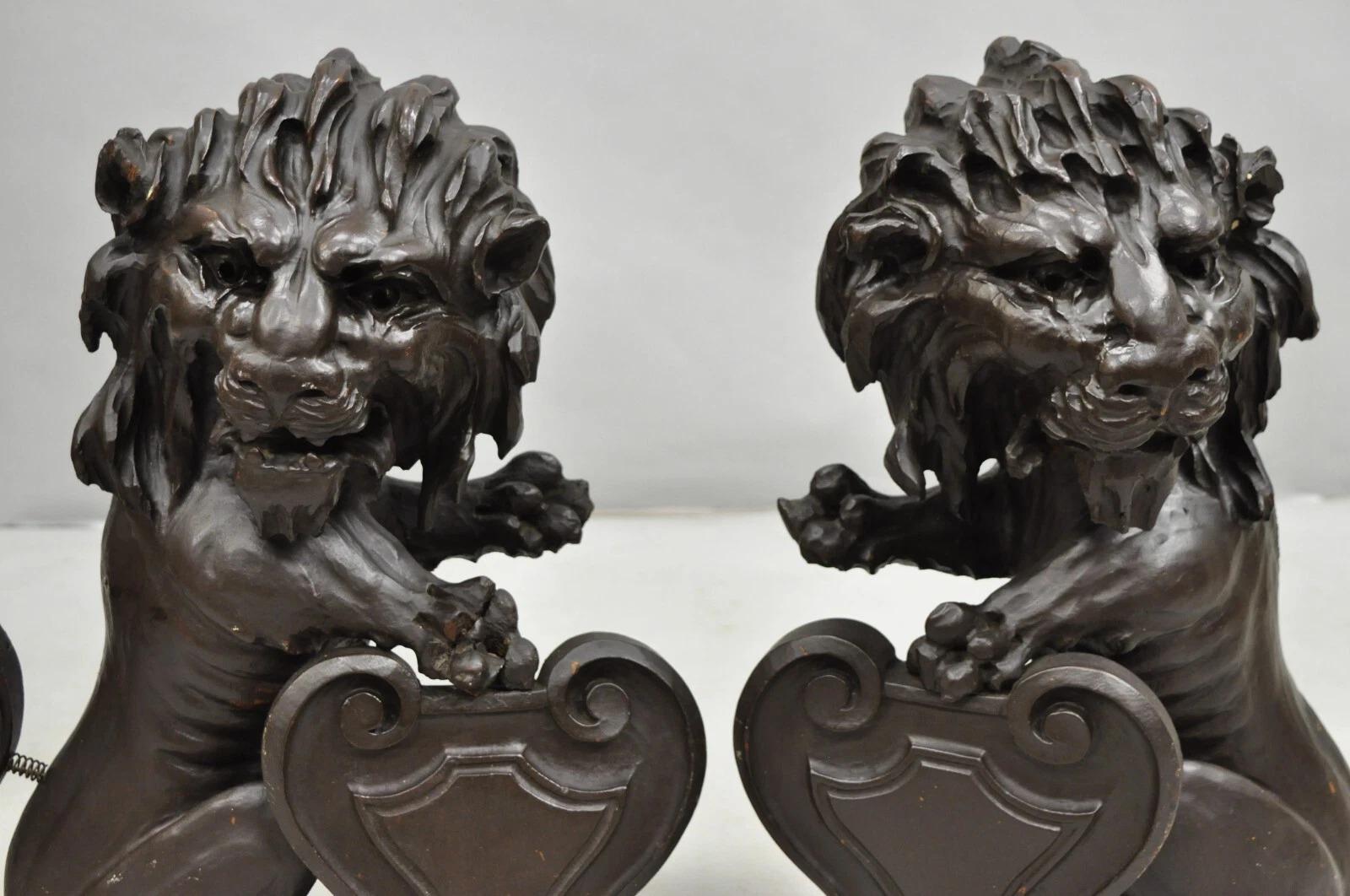 Ancienne paire de figurines de lion en bois de chêne sculpté de style Renaissance italienne, éléments architecturaux - une paire. L'objet présente des formes droite et gauche avec des lions sculptés tenant un bouclier. Vers la fin du 19e siècle.
