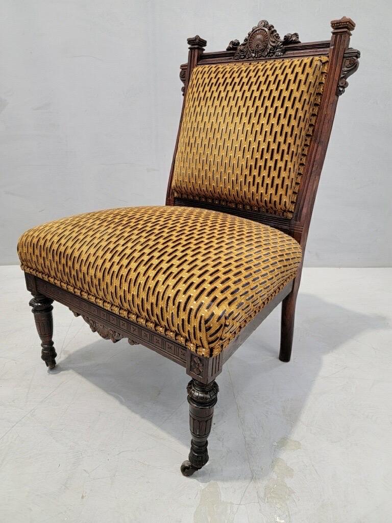 Sedie da salotto antiche di epoca rinascimentale con cornice intagliata e tappezzate con una ciniglia belga a motivi - Set di 2

Uno splendido set di sedie per lui e per lei in noce con testa di drago figurata e intagliata a mano, risalente alla