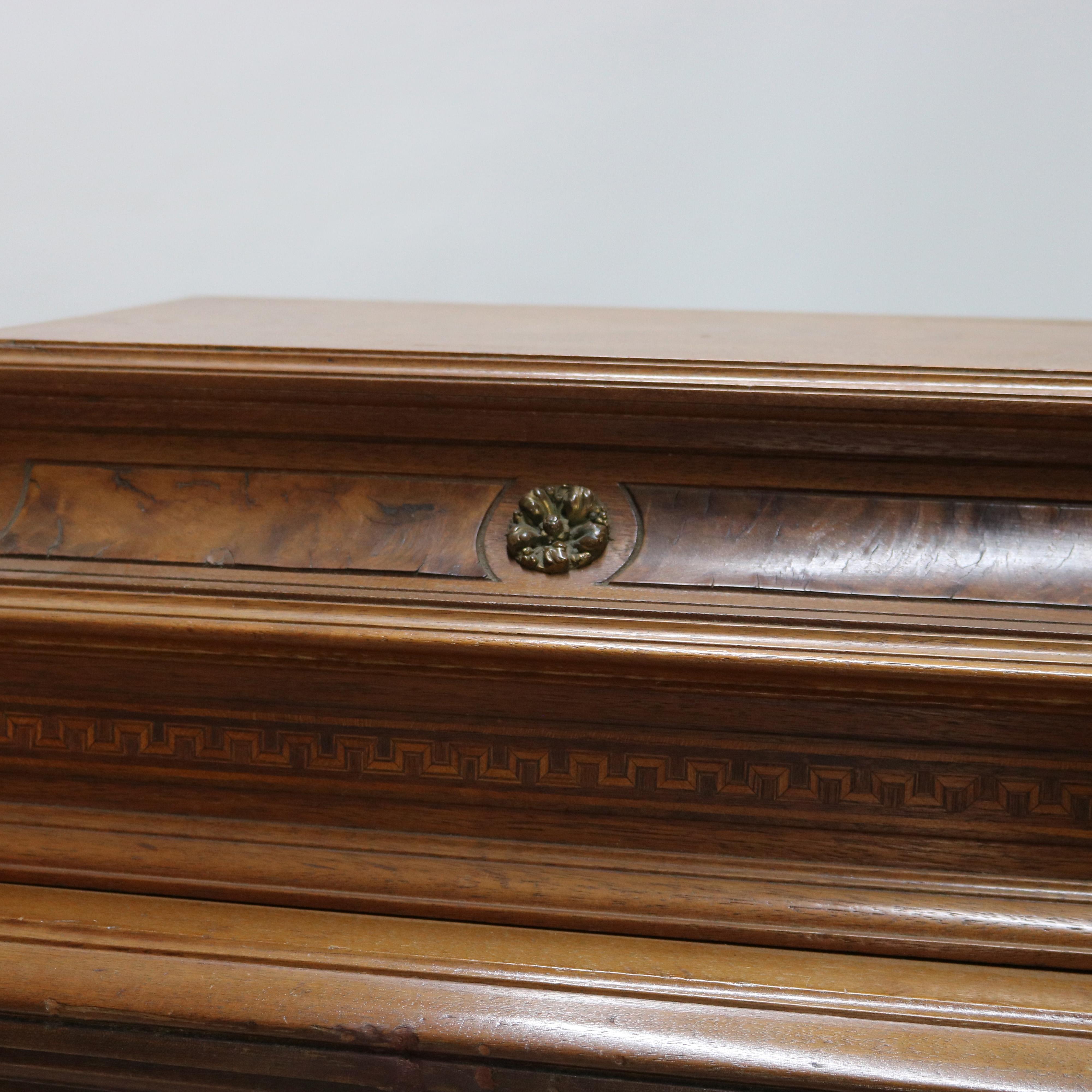 Antique Revival Crédence en noyer sculpté et bronze doré avec marqueterie c1880 en vente 3
