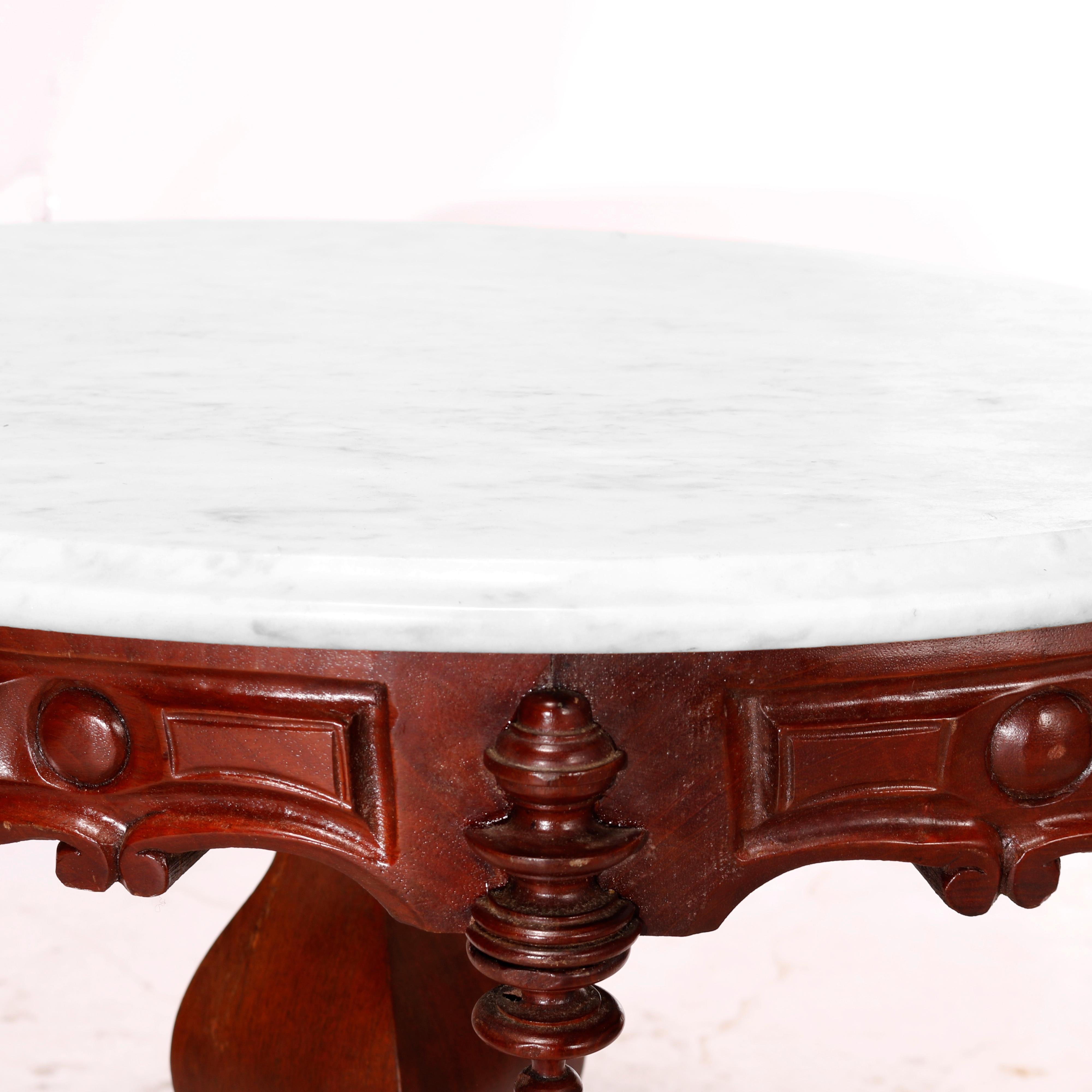 XIXe siècle Ancienne table de salon néo-renaissance figurative sculptée en marbre ovale avec plateau en marbre, vers 1880 en vente