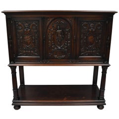 Armoire d'appoint en noyer sculpté figuratif de style néo-Renaissance ancienne