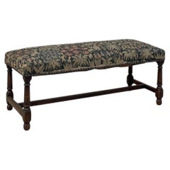 Banc ancien en tapisserie florale brodée au point de croix, de style néo-Renaissance