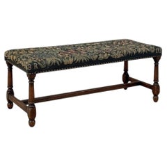 Banc ancien en tapisserie florale brodée au point de croix, de style néo-Renaissance