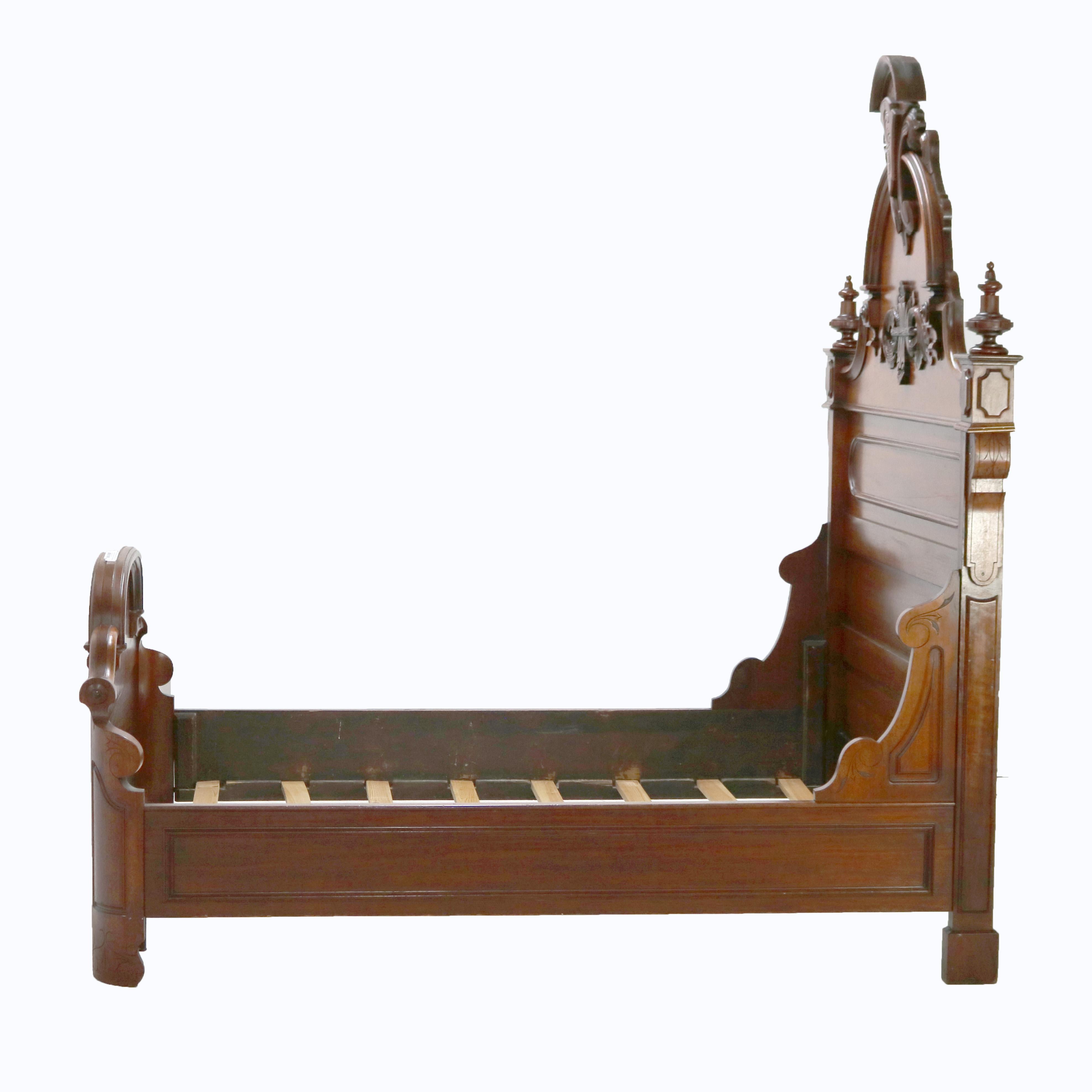 Antigua Cama Renacentista de Respaldo Alto de Nogal Tallado Foliado C1880 Renacimiento renacentista