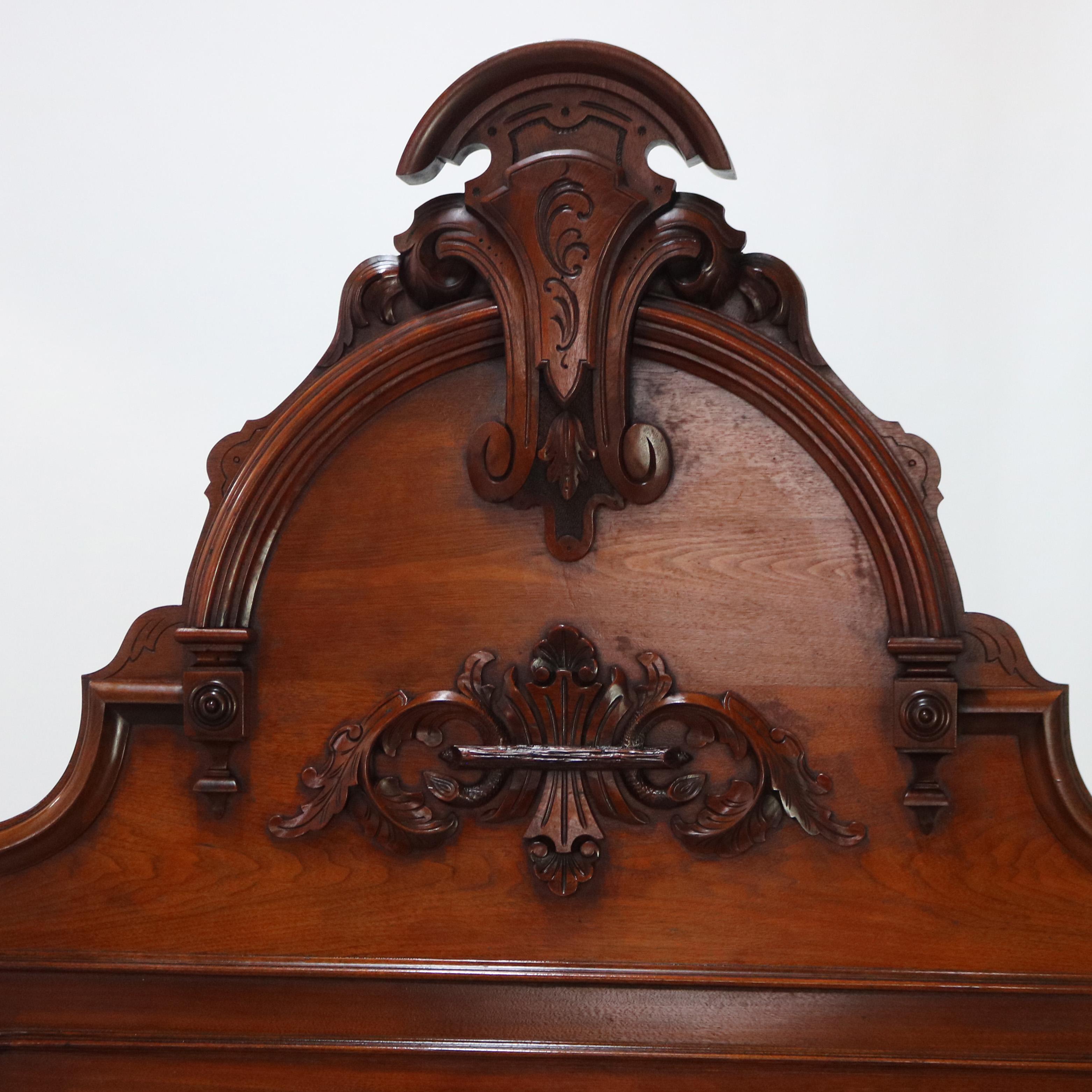 Antigua Cama Renacentista de Respaldo Alto de Nogal Tallado Foliado C1880 en Bueno Estado en Big Flats, NY