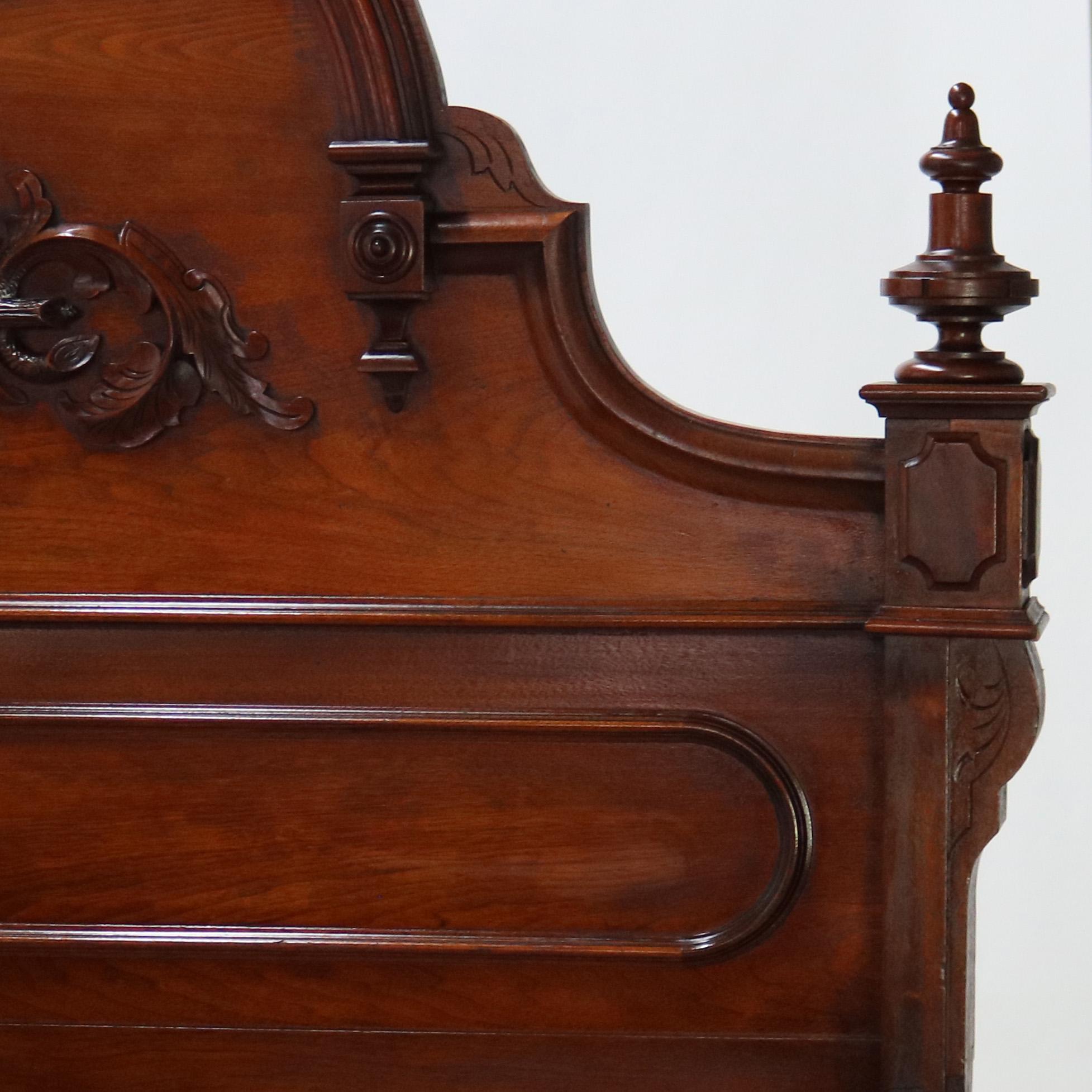 Antigua Cama Renacentista de Respaldo Alto de Nogal Tallado Foliado C1880 siglo XIX