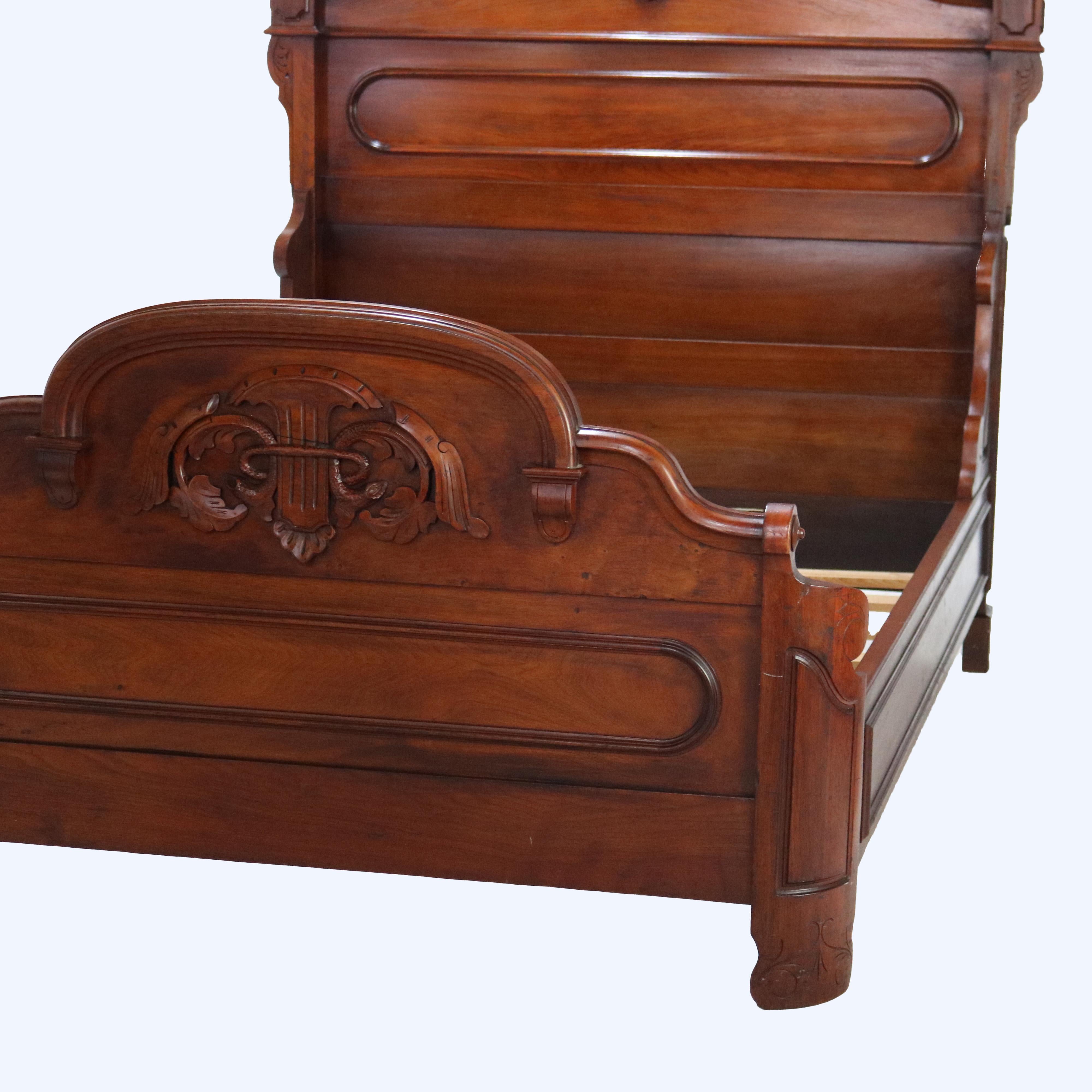 Antigua Cama Renacentista de Respaldo Alto de Nogal Tallado Foliado C1880 3