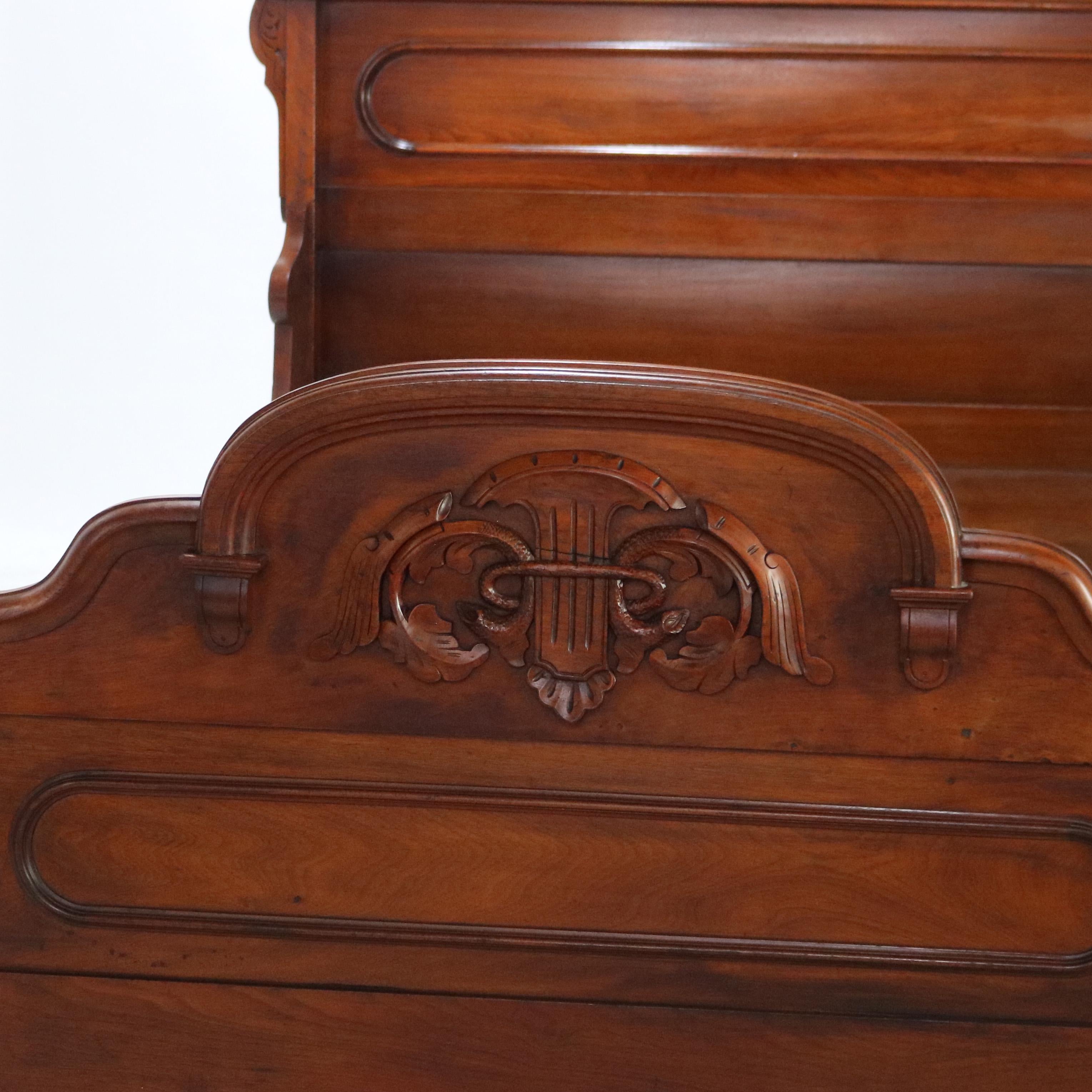 Antigua Cama Renacentista de Respaldo Alto de Nogal Tallado Foliado C1880 4