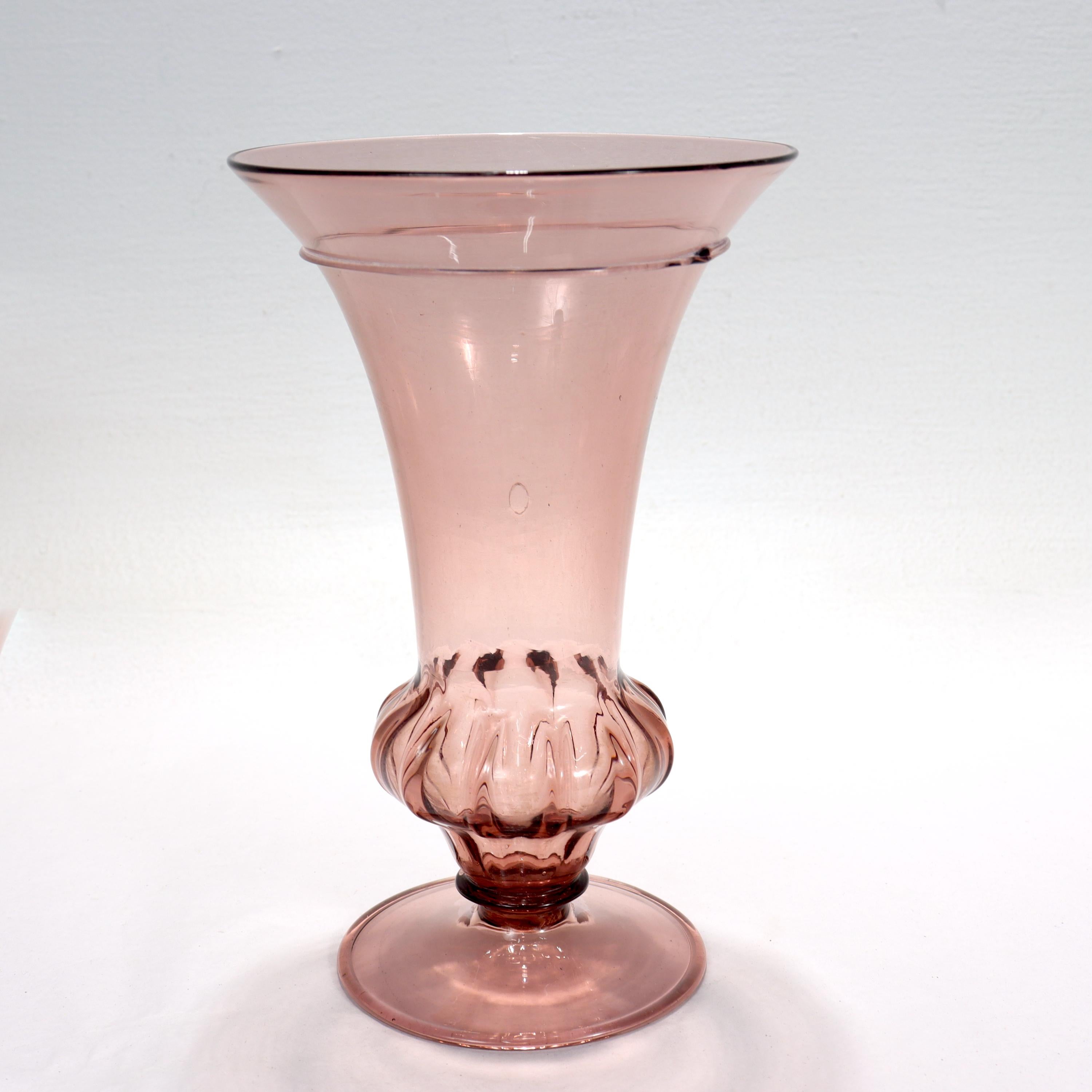 Néo-Renaissance Antique Revive Renaissance Vase à pied en verre vénitien violet en vente