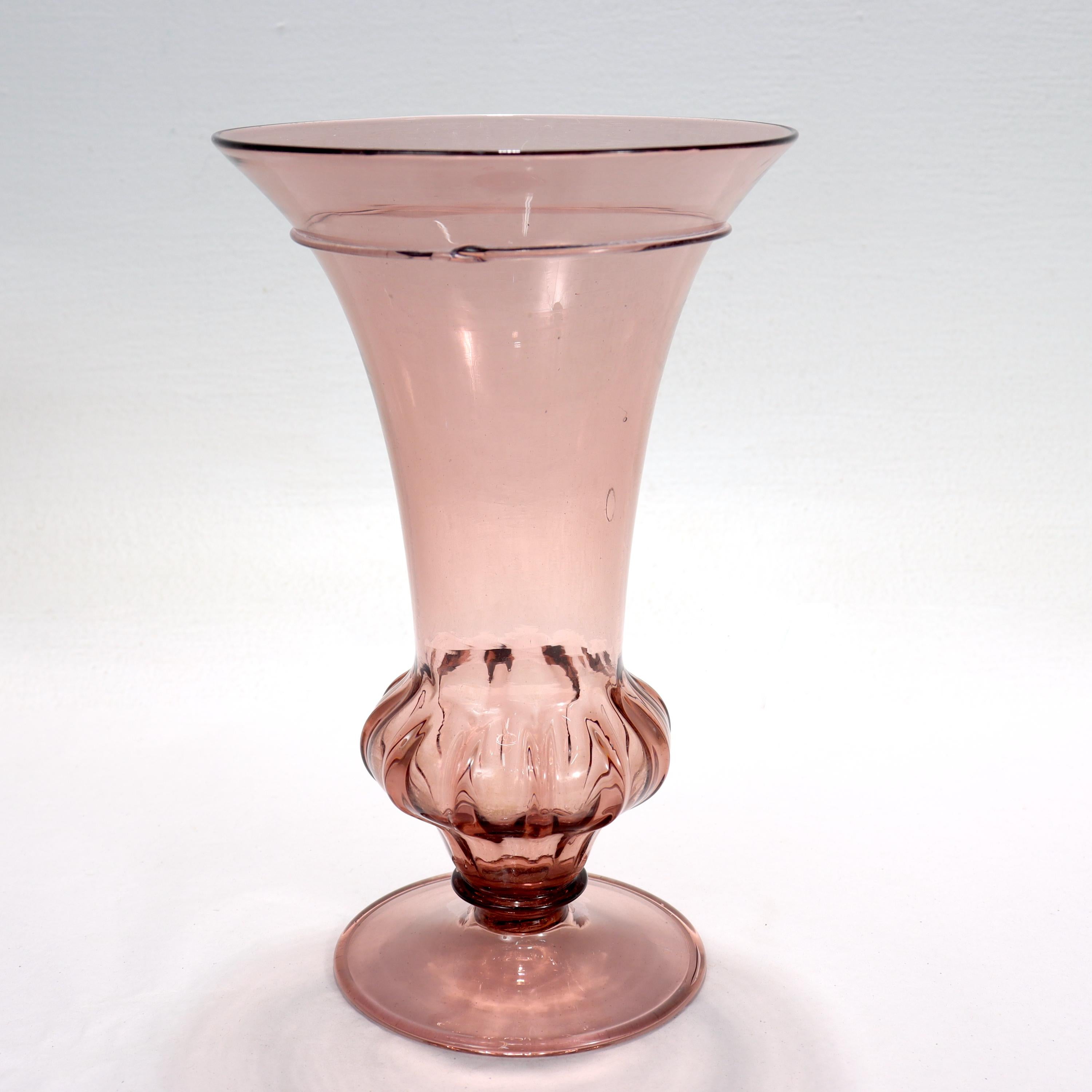 italien Antique Revive Renaissance Vase à pied en verre vénitien violet en vente