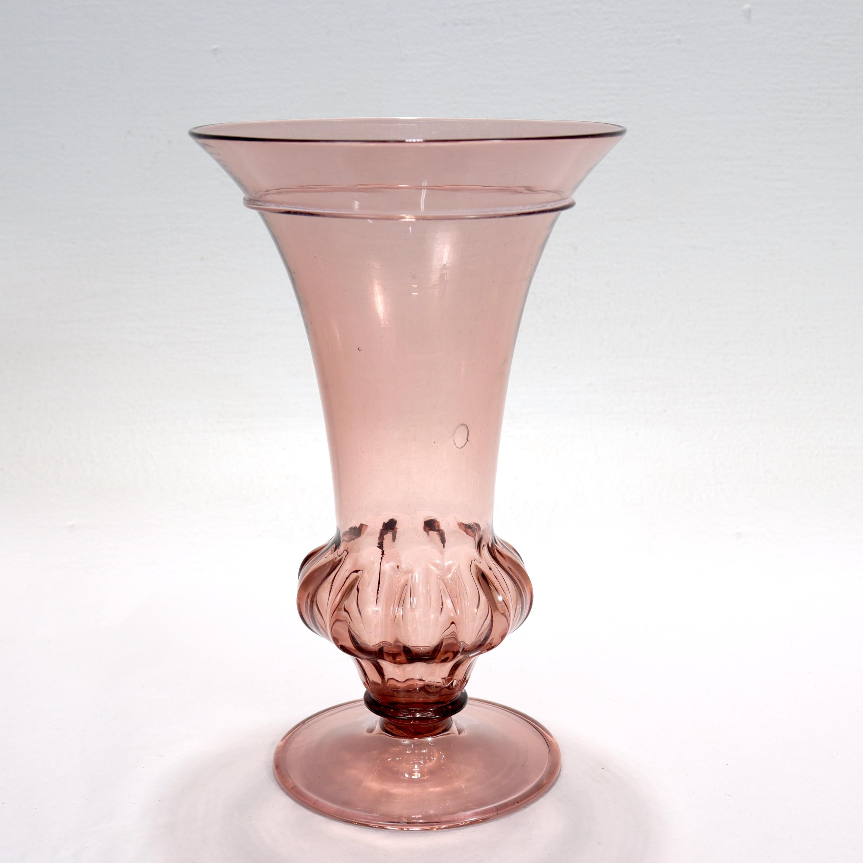 Antique Revive Renaissance Vase à pied en verre vénitien violet Bon état - En vente à Philadelphia, PA
