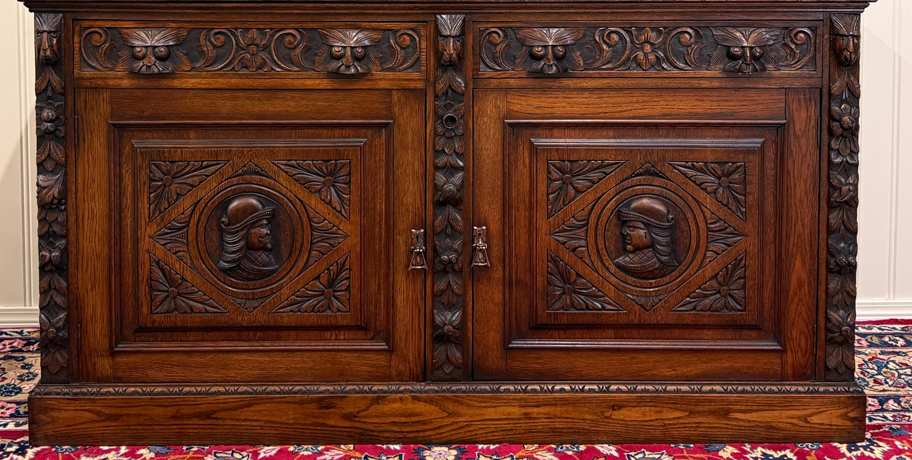 Antique Renaissance Revival Französisch Server Sideboard Buffet Schrank Eiche 19C im Zustand „Gut“ im Angebot in Tyler, TX